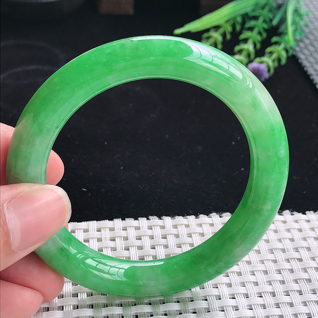 实拍A货翡翠55.5/10.5/10.3老坑精美满绿辣阳绿圆条手镯玉镯平安镯