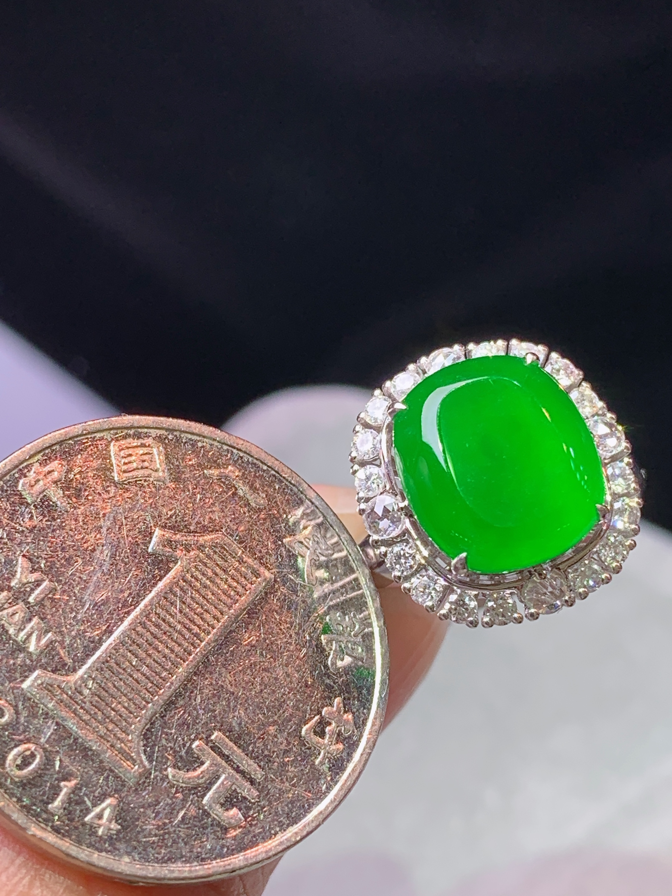 18k金钻镶嵌满绿无事牌戒指 玉质细腻 色泽艳丽清新 水润亮眼 圈口13.5 整体尺寸15.8*14.8*9.2d3