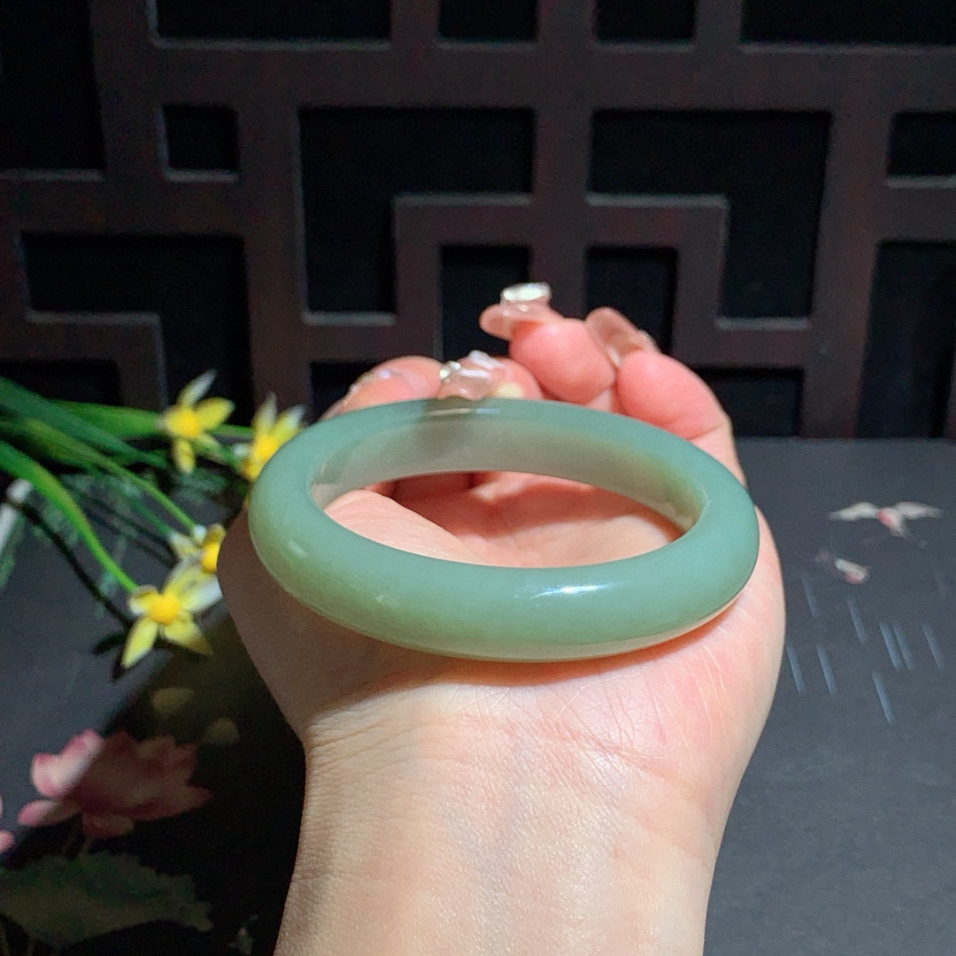 和田玉55圈口且末蓝手镯！玉质细腻油润 底色纯净 无裂无杂 脂粉好，品质高。