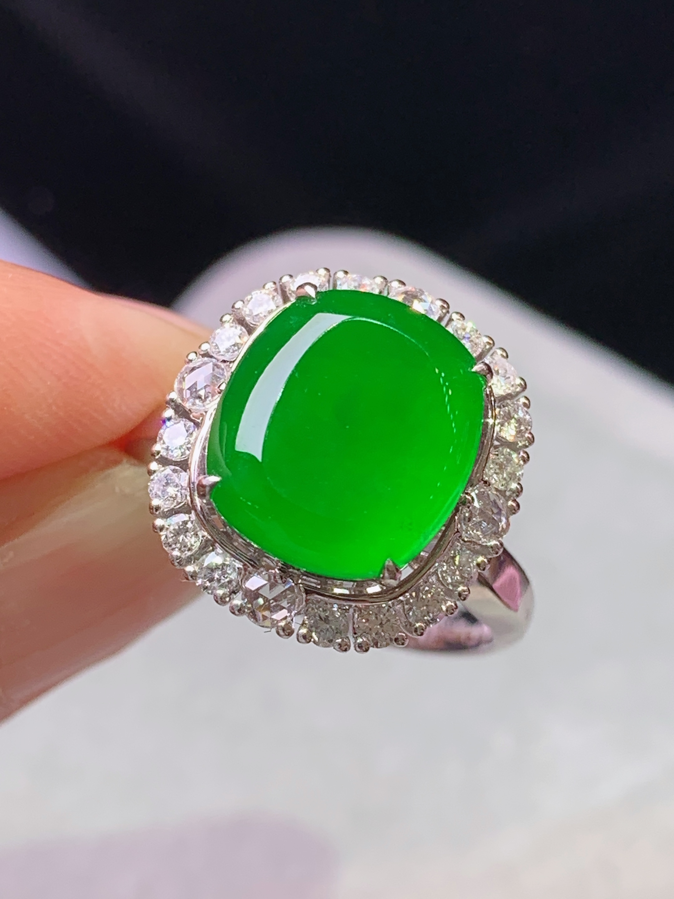 18k金钻镶嵌满绿无事牌戒指 玉质细腻 色泽艳丽清新 水润亮眼 圈口13.5 整体尺寸15.8*14.8*9.2d3