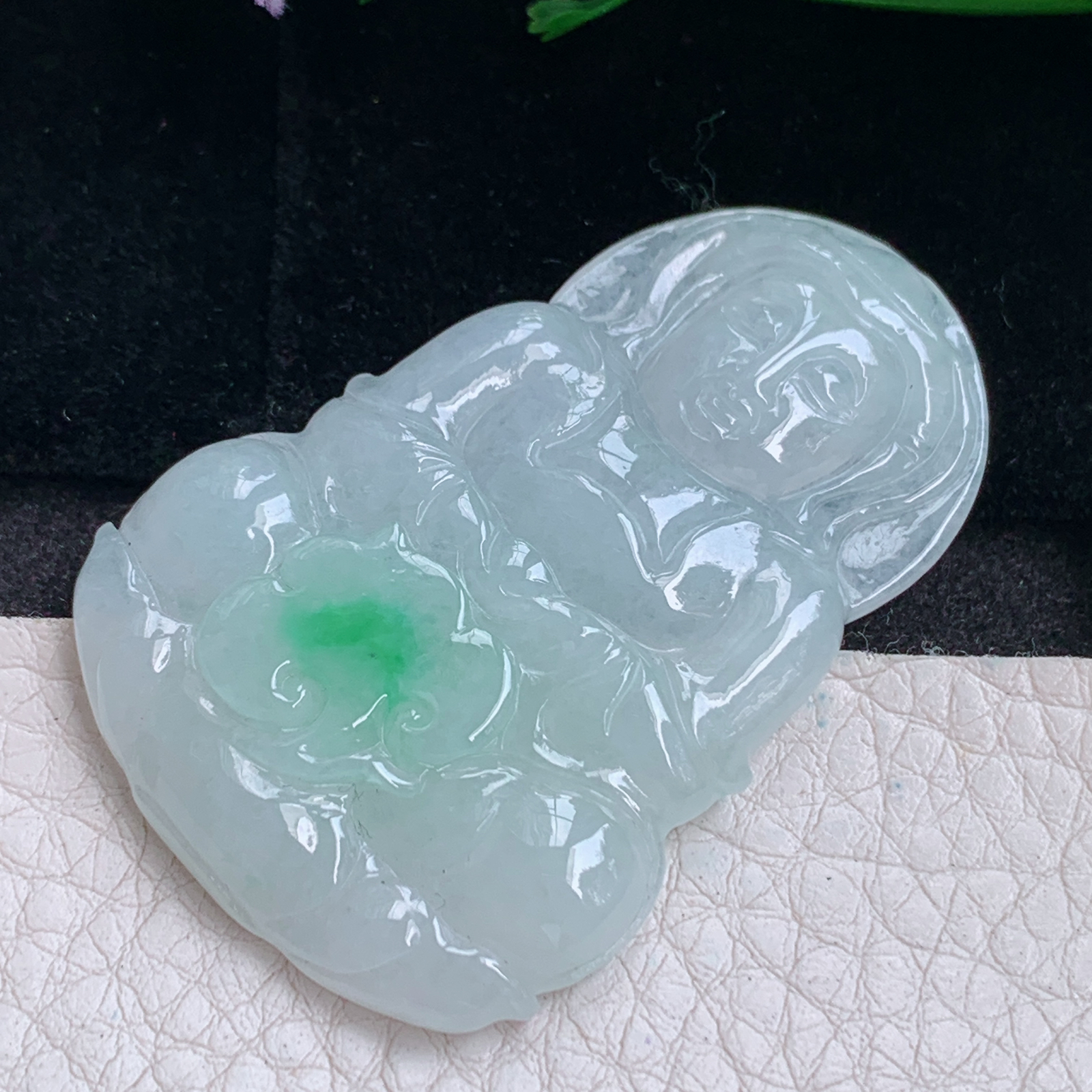 zen实拍 52×35×5.8 缅甸翡翠飘绿正装大观音吊坠，白底青飘绿菩萨