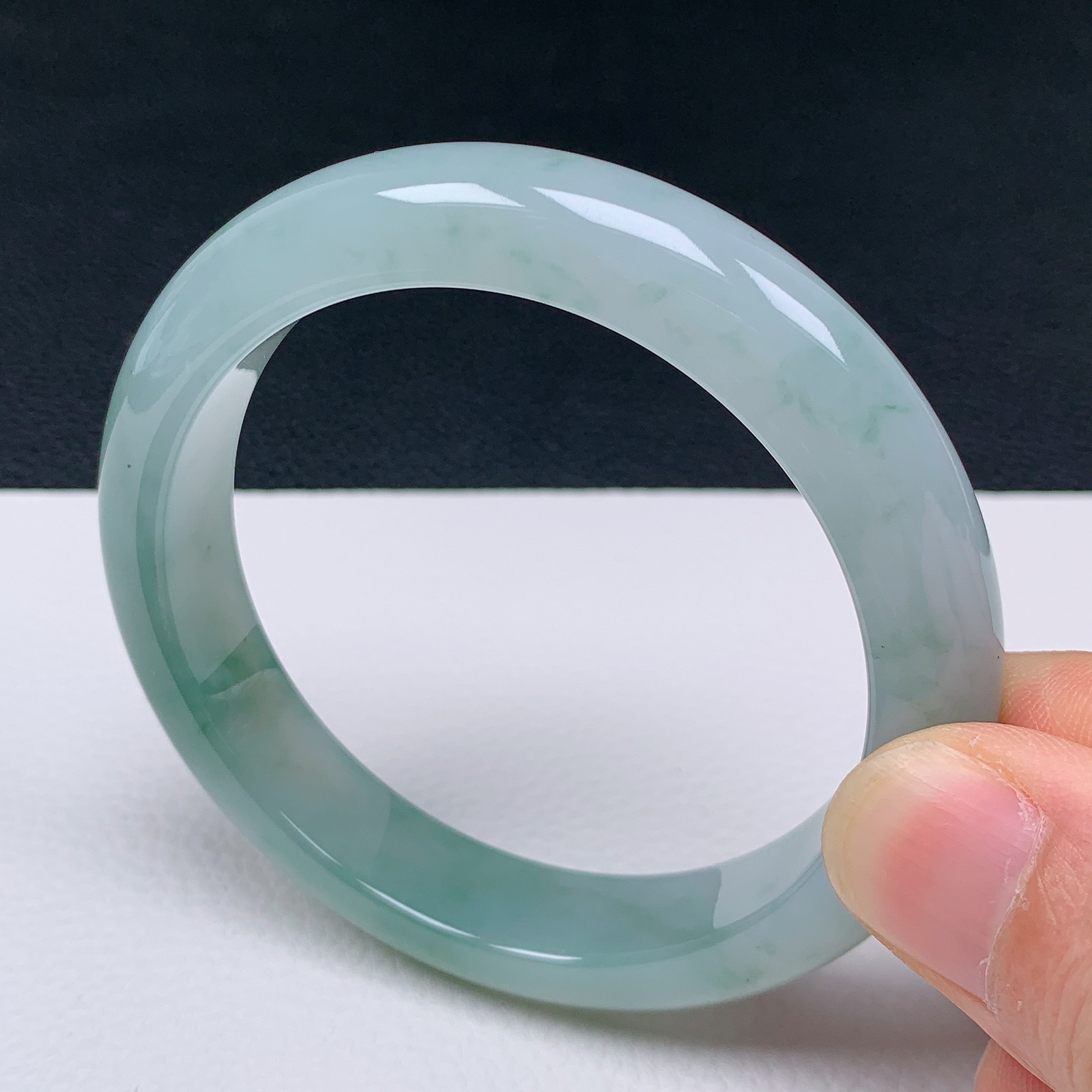 天然翡翠圈口57-58老坑飘绿手镯 玉质细腻 种水好 尺寸：57.9-12-8.5mm  M55