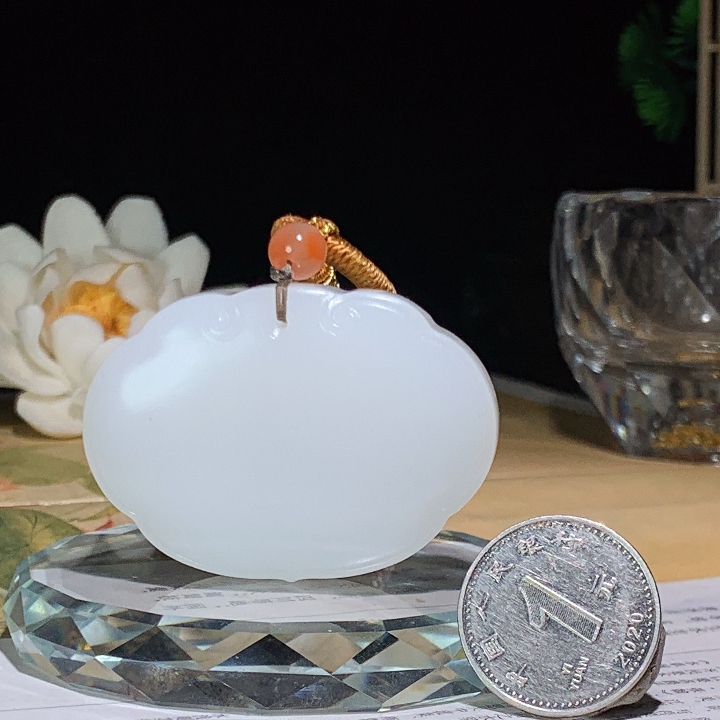 新疆和田玉羊脂白玉平安无事牌挂件 尺寸35/48/12重49克！玉质细腻油润 底色纯净 脂粉好，品质好。lt260420