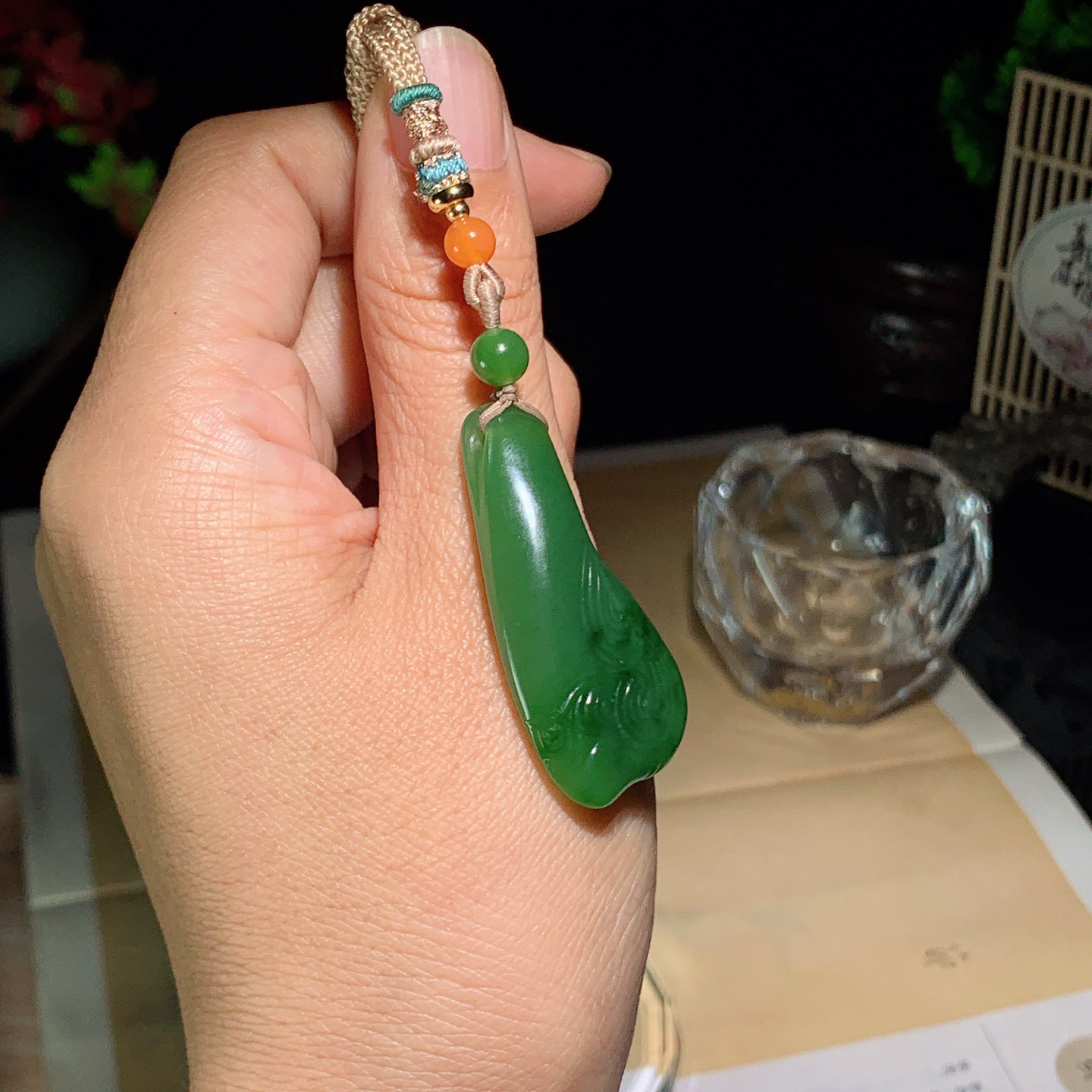 和田玉阳绿俄罗斯碧玉随形挂件 尺寸43/19/7重11.5克，玉质细腻油润 底色纯净 脂粉好，品质好！lt260420