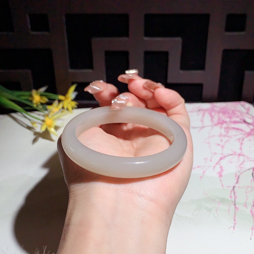 和田玉54圈口藕粉色手镯！玉质细腻油润 底色纯净 无裂无杂 脂粉好，品质好！