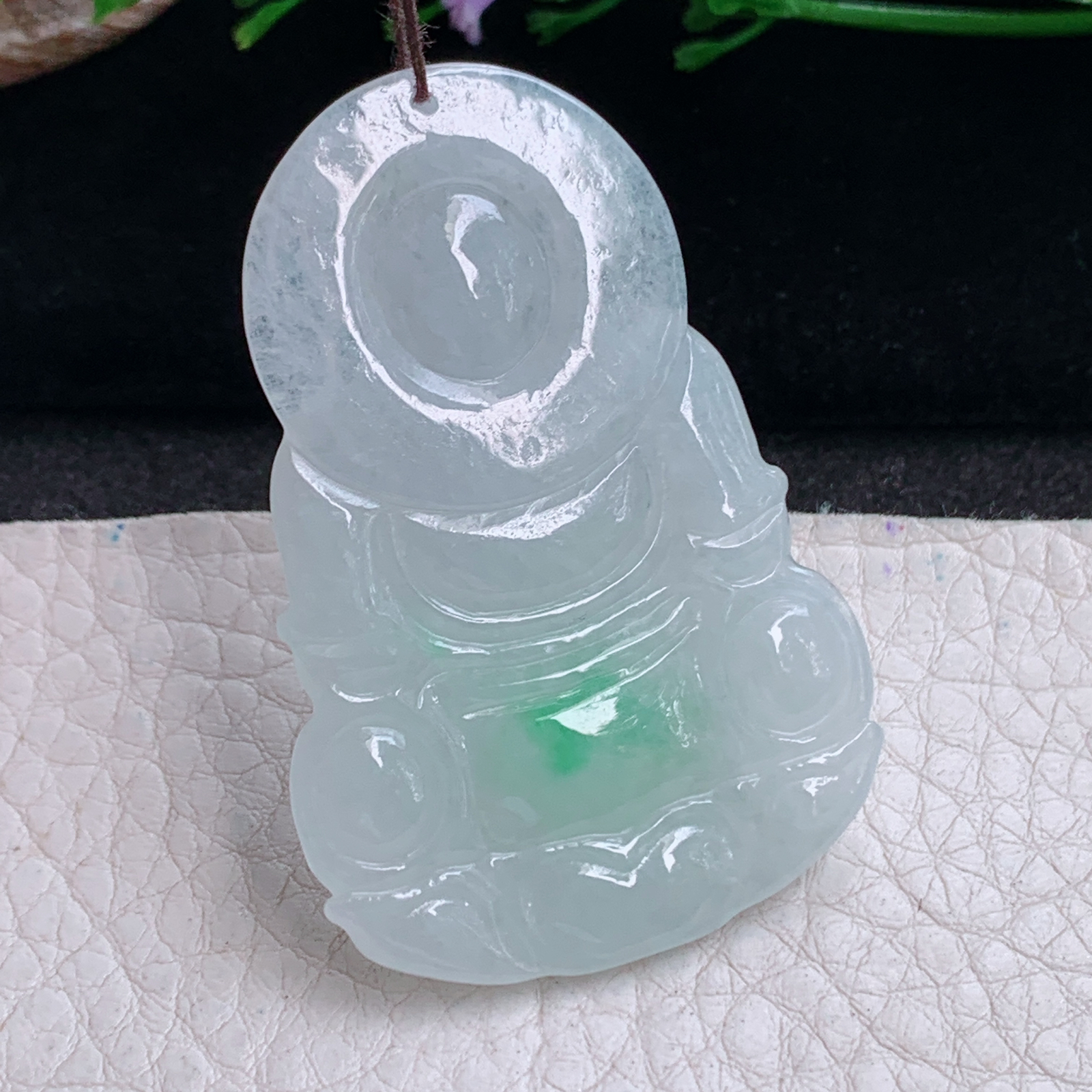 zen实拍 52×35×5.8 缅甸翡翠飘绿正装大观音吊坠，白底青飘绿菩萨