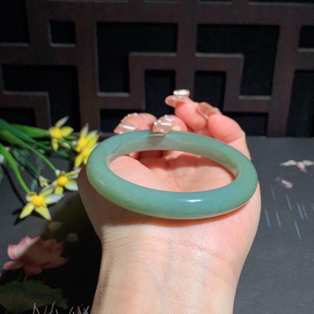 和田玉56圈口且末蓝手镯！玉质细腻油润 底色纯净 无裂无杂 脂粉好，品质高