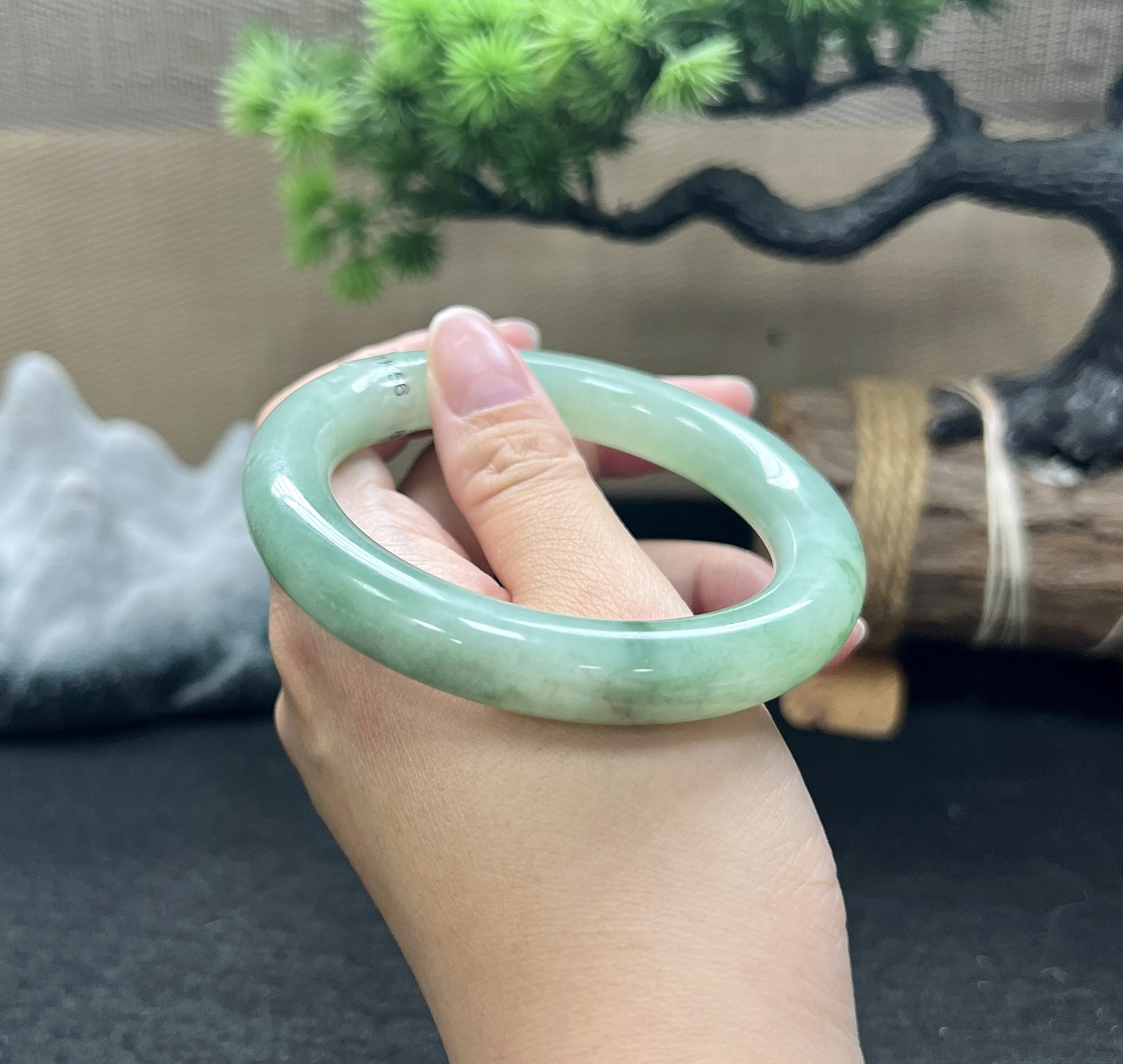 56.5圈口圆条飘花手镯