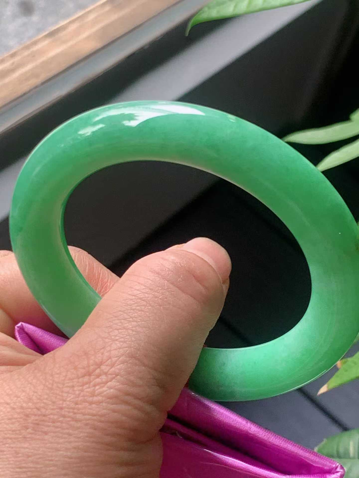 【翡翠名称】老坑种满绿53.6圈口圆条手镯
【翡翠尺寸】53.6/11.6/1m适合54-56正圈口佩戴
【翡翠描述】宝贝种老水足，玉质细腻，色泽靓丽，性价比高，佩戴效果好！
【其它赠送】权威证书/精美挂绳盒子/支持全国复检