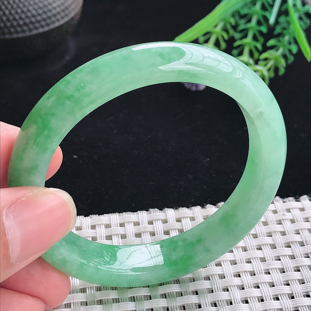 实拍A货翡翠53.5/48.8/12/8.1老坑精美满绿贵妃手镯宽边玉镯平安镯