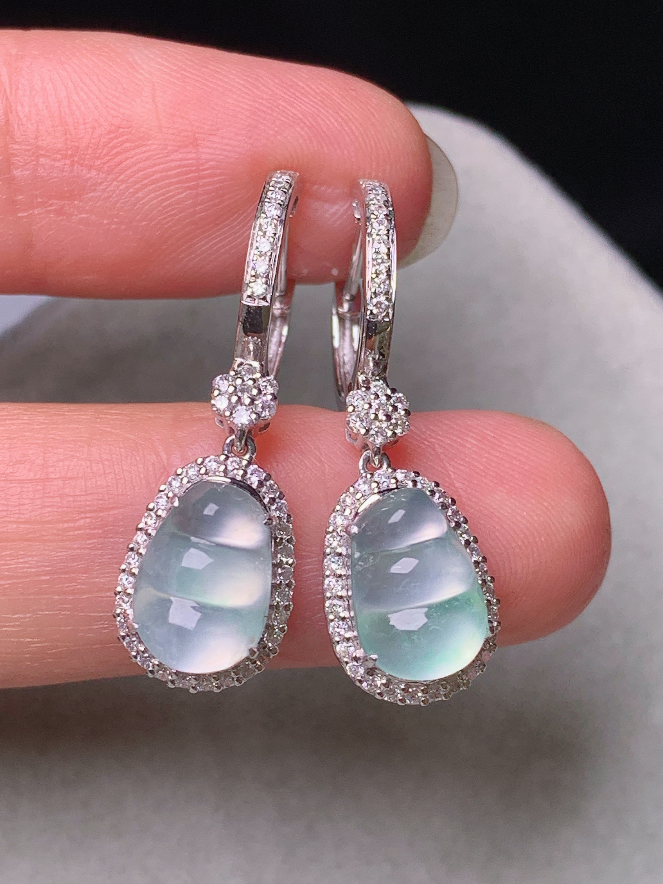 18k金钻镶嵌冰种四季豆耳坠 玉质细腻 色泽艳丽清新 水润亮眼 整体尺寸28.2*8.8*6L6