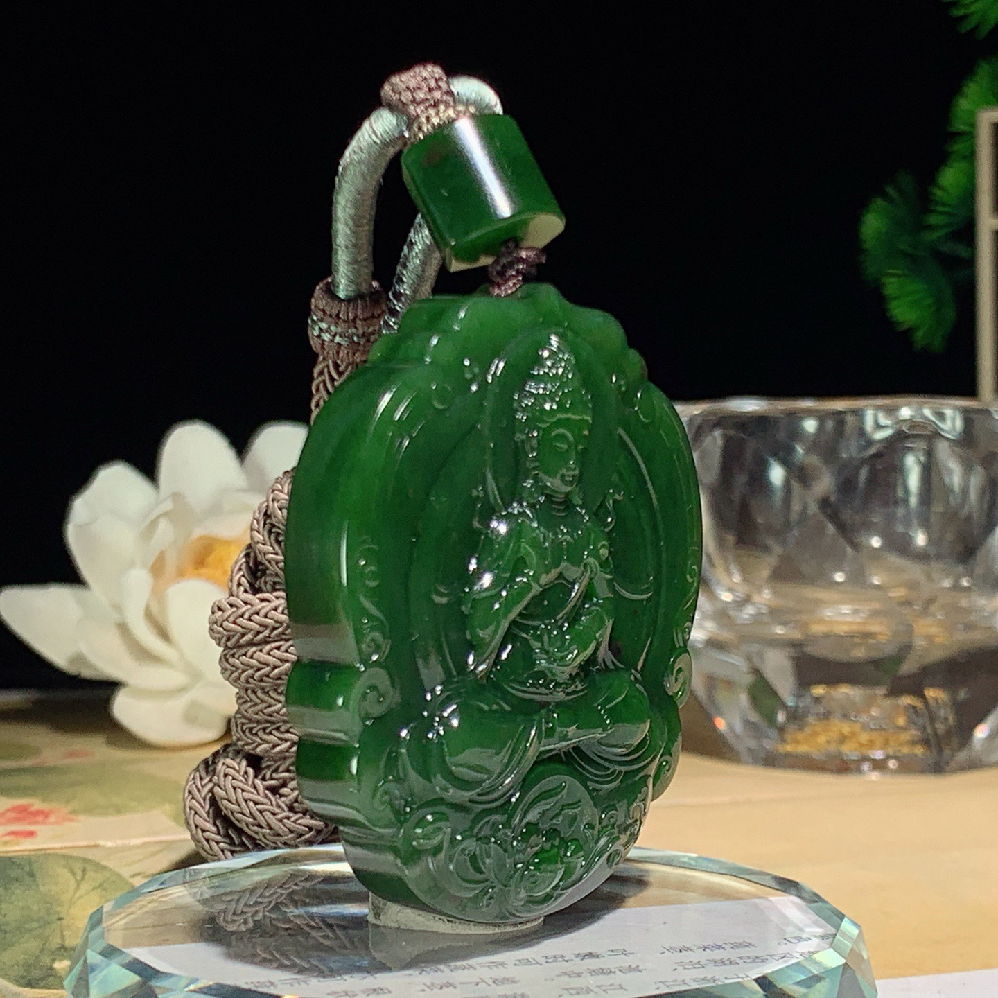 和田玉菠菜绿俄罗斯碧玉座莲挂件 尺寸52/46/10重58克，玉质细腻油润 底色纯净 脂粉好，品质好！lt260420