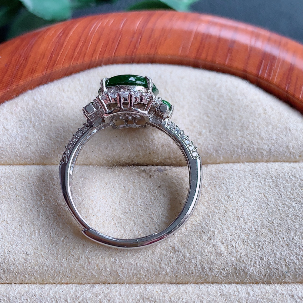 冰满绿精美翡翠蛋面戒指  玉质细腻  冰清玉润  飘花灵动  颜色漂亮 502.422
内径尺寸：12.4-6.7mm  裸石尺寸：9.5-8.6