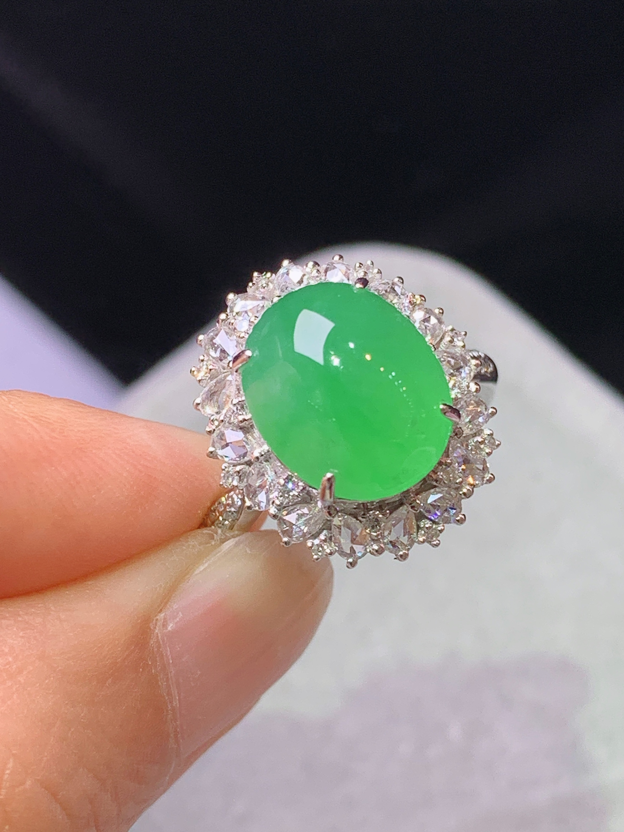 18k金钻镶嵌冰阳绿蛋面戒指 玉质细腻 色泽艳丽清新 水润亮眼 圈口13.5 整体尺寸17.2*14