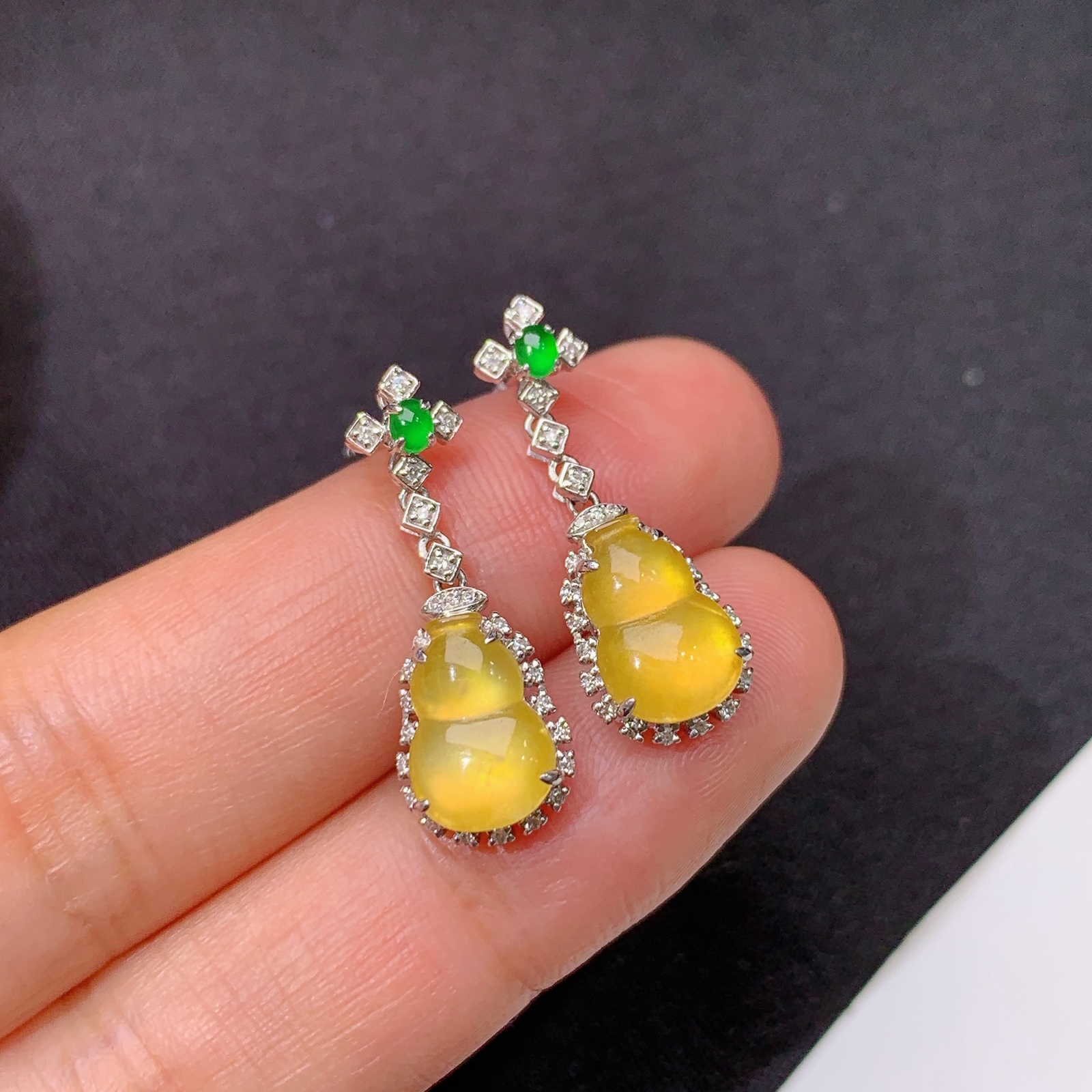 冰黄翡葫芦耳坠，18k金镶嵌，简约时尚，冰润鲜艳，种水足，Mi 尺寸9.8*6.9*2