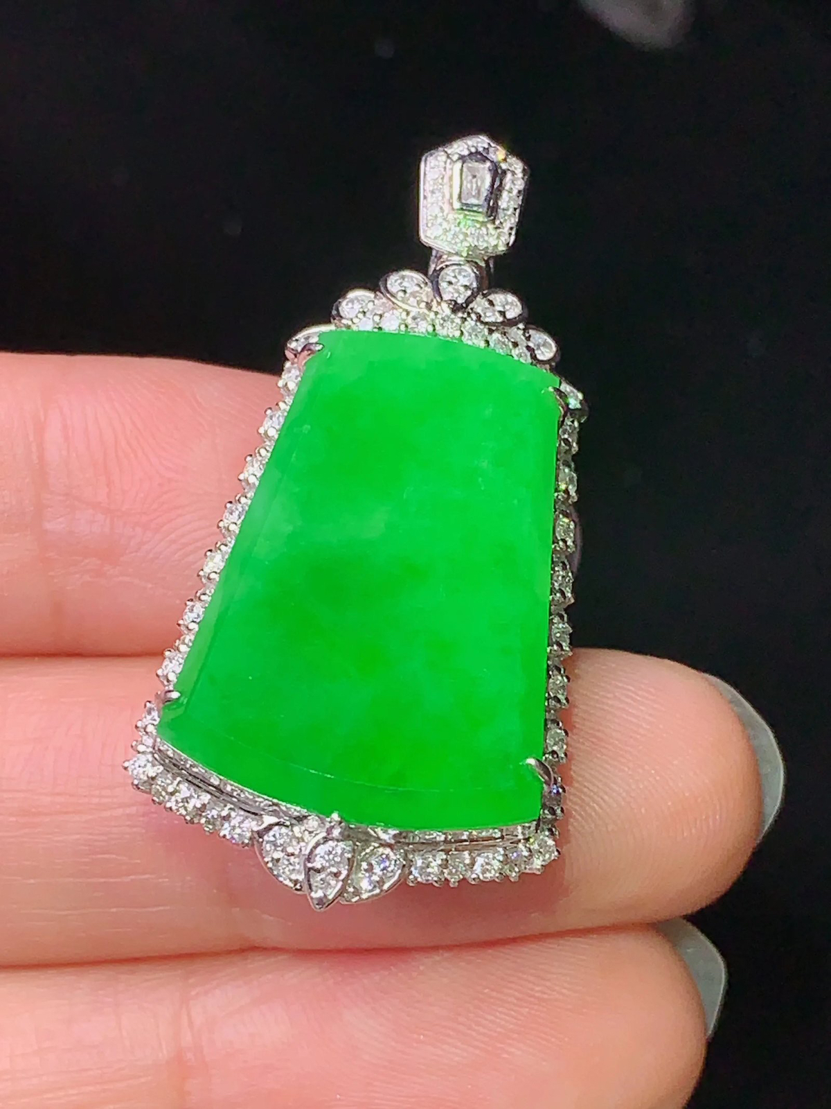 18k金钻镶嵌满绿无事牌吊坠 玉质细腻 色泽艳丽 整体尺寸38.8*19*10.3