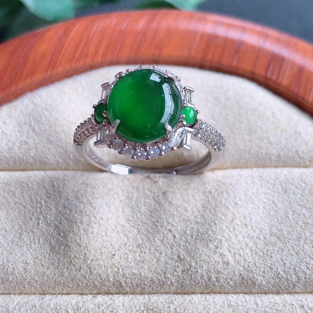 冰满绿精美翡翠蛋面戒指  玉质细腻  冰清玉润  飘花灵动  颜色漂亮 502.422
内径尺寸：12.4-6.7mm  裸石尺寸：9.5-8.6