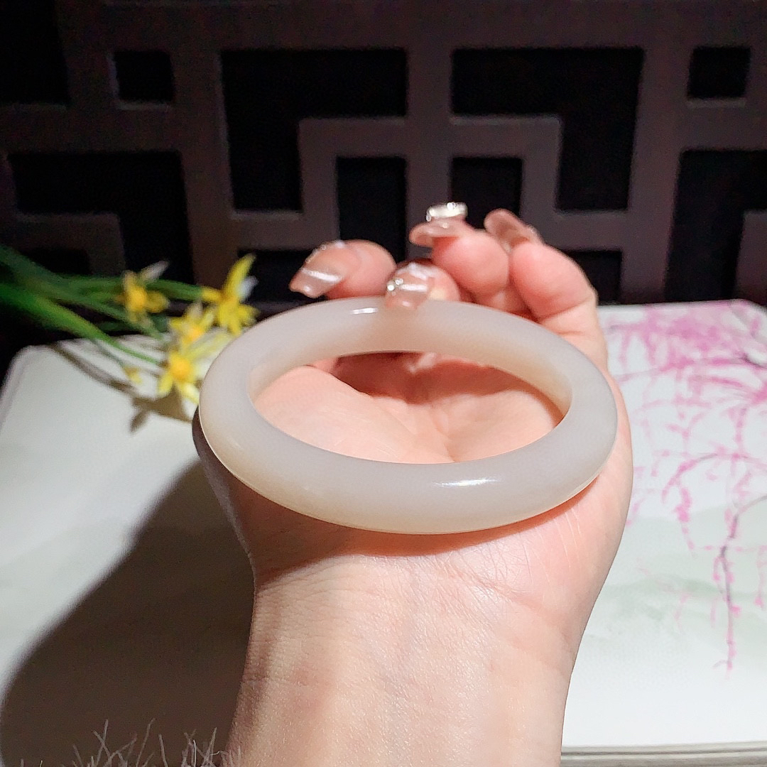 和田玉57圈口藕粉色手镯！玉质细腻油润 底色纯净 无裂无杂 脂粉好，品质好！