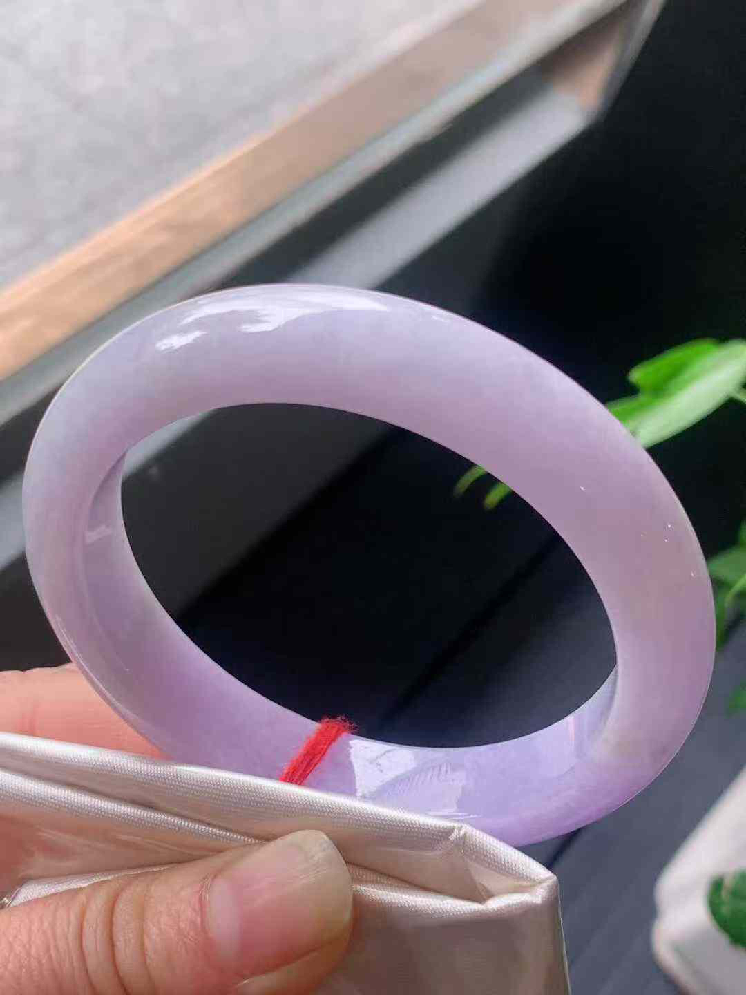 【翡翠名称】老种紫罗兰56.7正圈口手镯
【翡翠尺寸】56.7/12/9mm适合55.7-58正圈口佩戴
【翡翠描述】宝贝种老水足，玉质细腻，色泽靓丽，性价比高，佩戴效果好！
【其它赠送】权威证书/精美挂绳盒子/支持全国复检