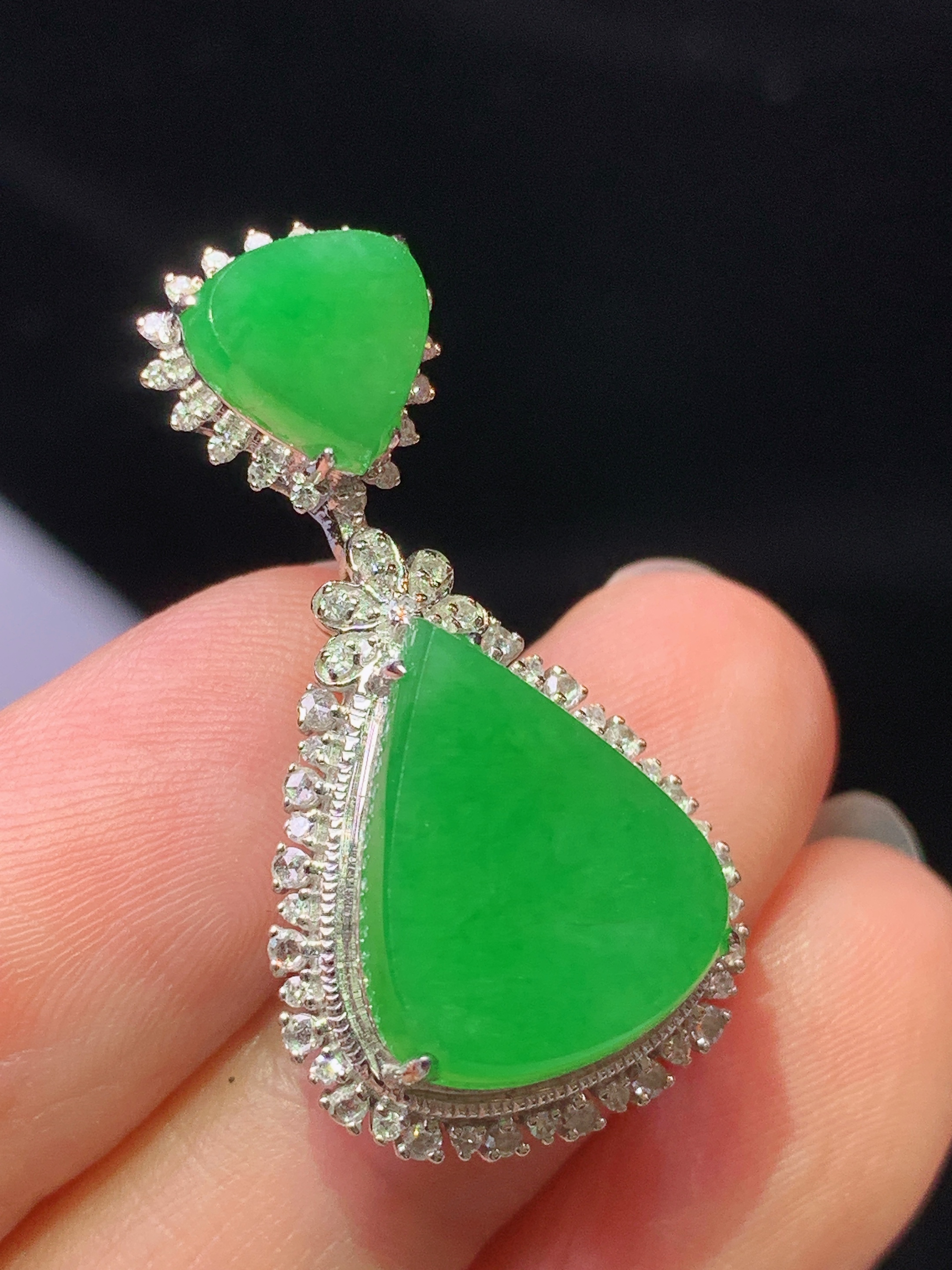 18k金钻镶嵌满绿水滴吊坠 玉质细腻 色泽艳丽清新 水润亮眼 整体尺寸31.3*16.3*9.8k1