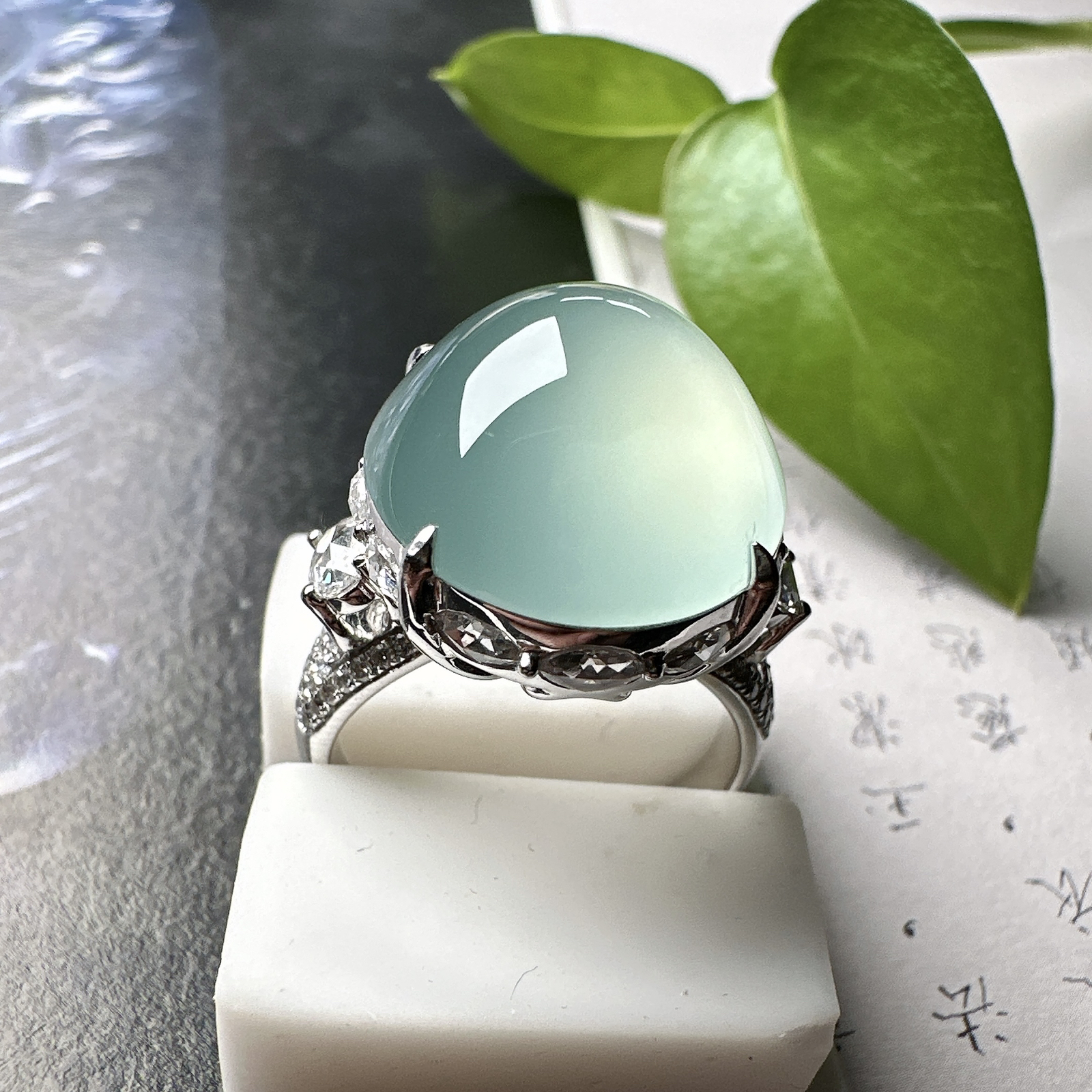 【冰种天空蓝蛋面吊坠】种地上乘，冰感十足，通透起光，饱满圆润，18k金钻镶嵌，裸石尺寸16.3*13