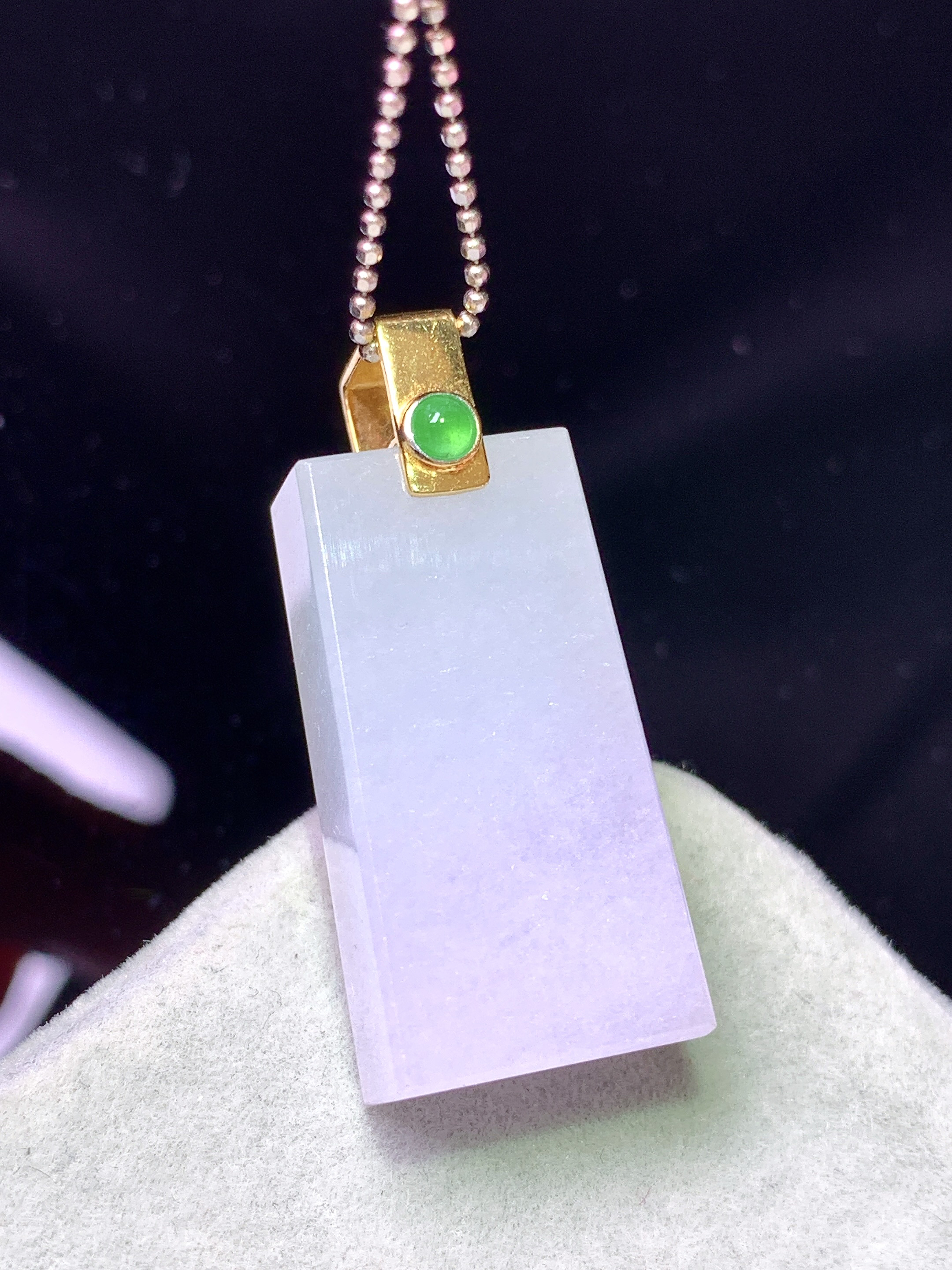 18k金镶嵌淡紫罗兰无事牌吊坠 玉质细腻 色泽艳丽清新 水润亮眼 整体尺寸29.6*12.8*7.2