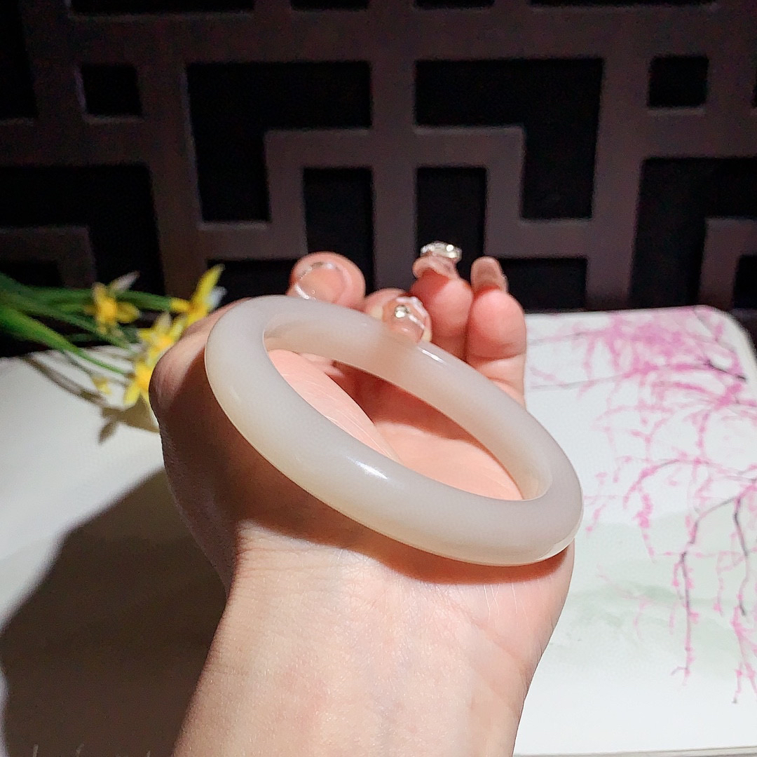 和田玉57圈口藕粉色手镯！玉质细腻油润 底色纯净 无裂无杂 脂粉好，品质好！