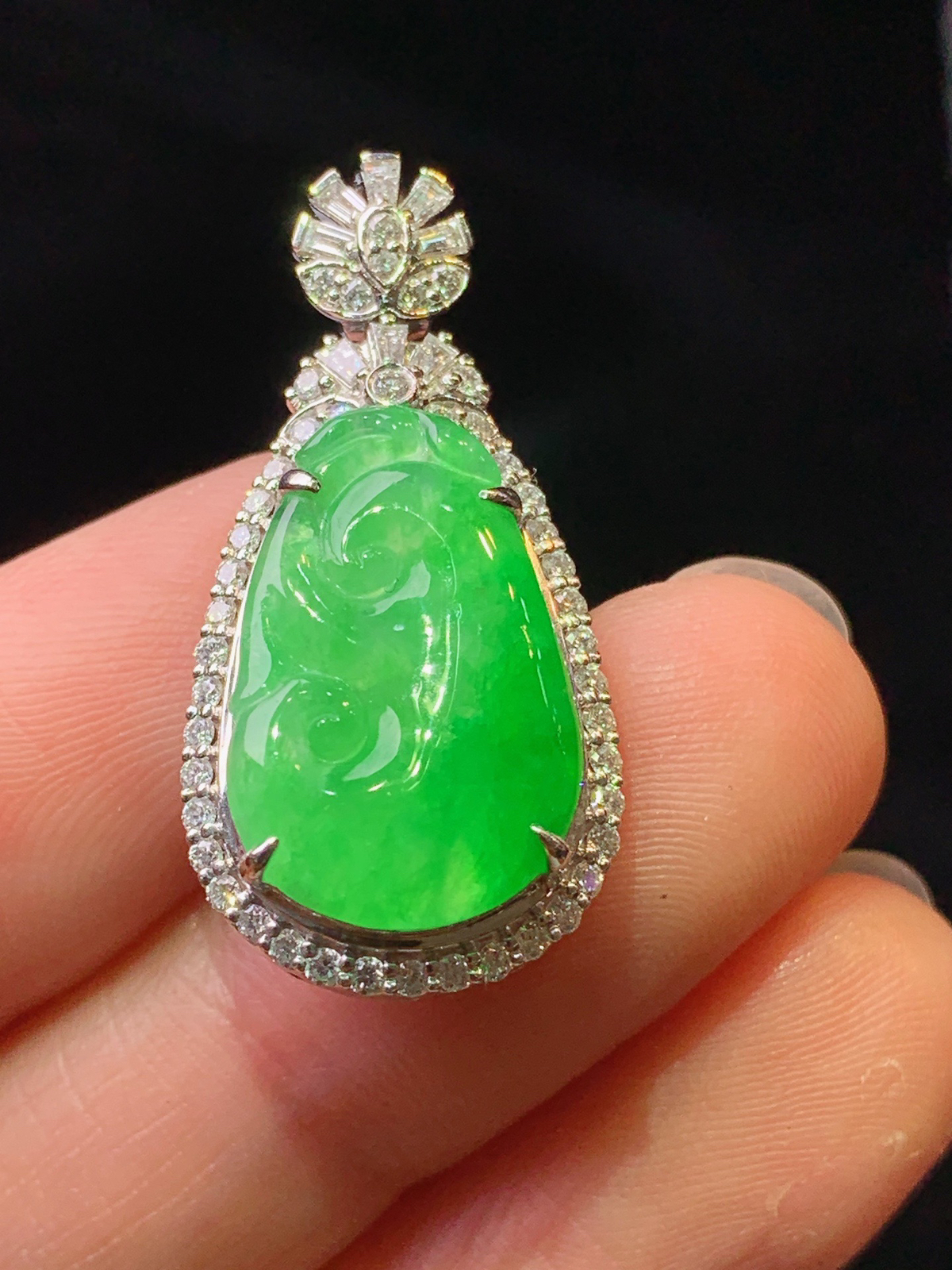 18k金钻镶嵌翠绿如意吊坠 玉质细腻 色泽清新艳丽 整体尺寸30*14.5*8