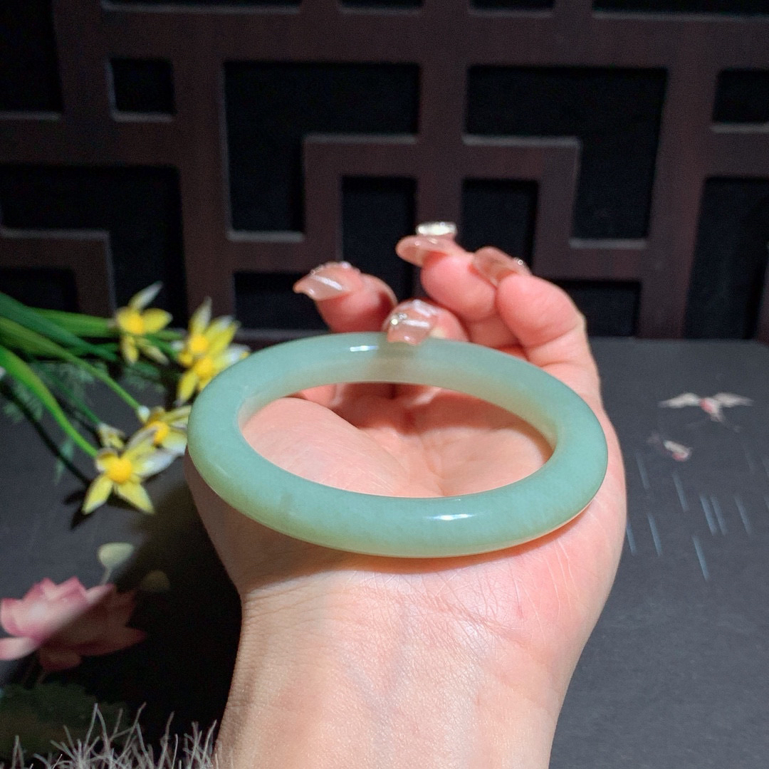 和田玉57圈口且末蓝手镯！玉质细腻油润 底色纯净 无裂无杂 脂粉好，品质高。