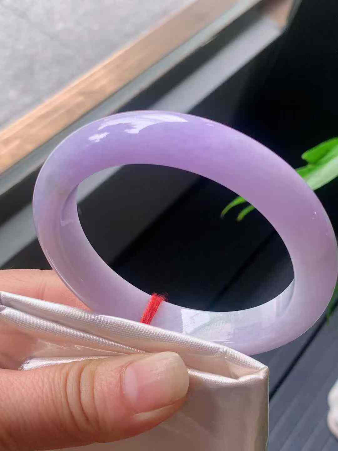 【翡翠名称】老种紫罗兰56.7正圈口手镯
【翡翠尺寸】56.7/12/9mm适合55.7-58正圈口