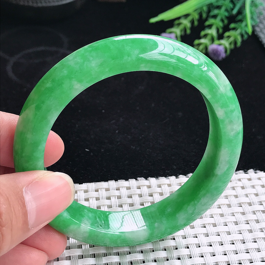 实拍A货翡翠56.8/13.2/9老坑精美满绿阳绿手镯宽边玉镯平安镯