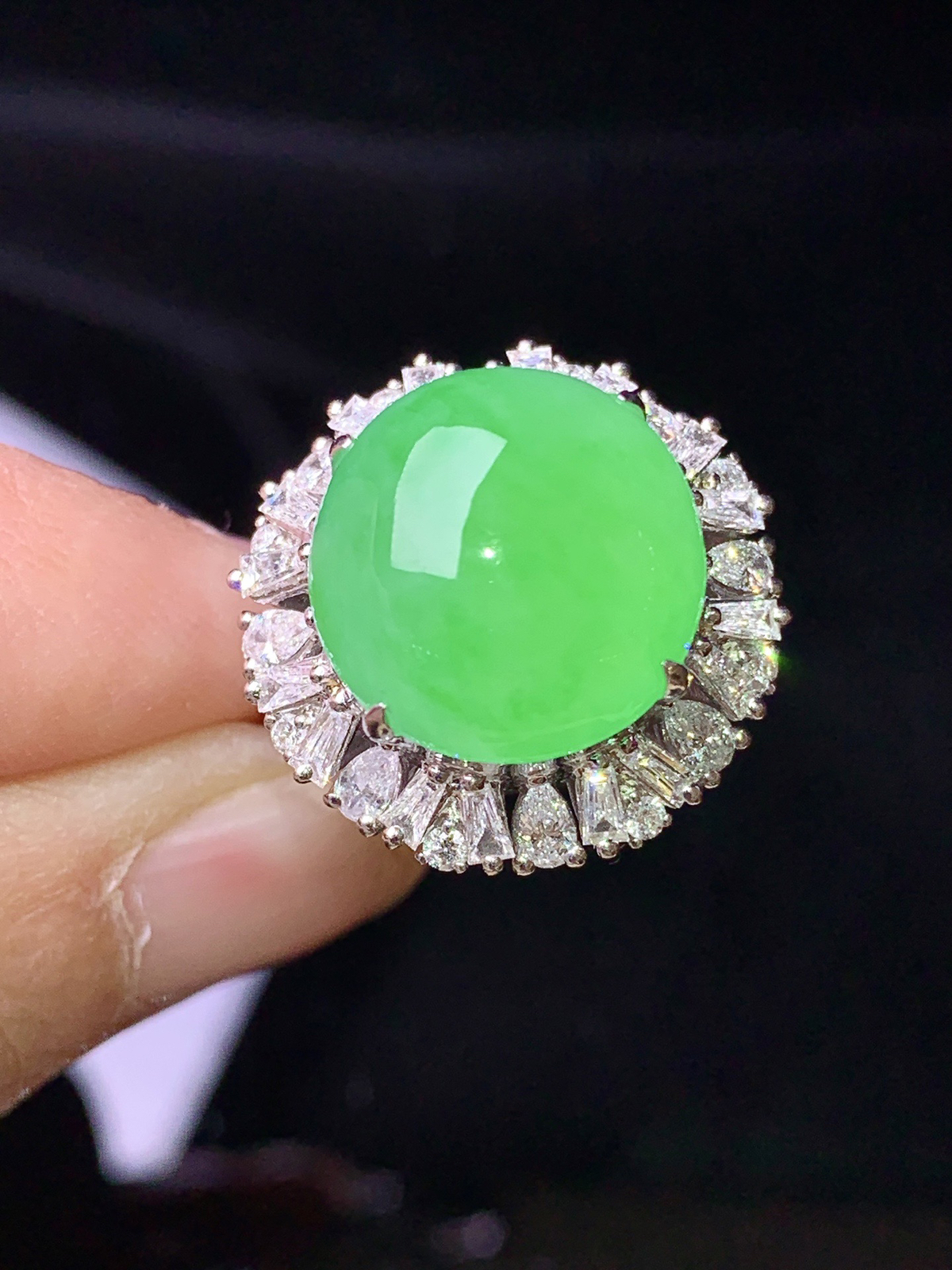 18k金钻镶嵌翠绿蛋面戒指 玉质细腻 色泽艳丽清新 圈口14 整体尺寸19.2*15