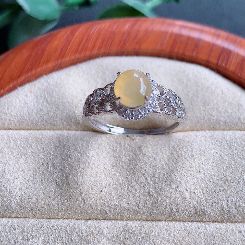 冰精美黄翡翠蛋面戒指  玉质细腻  冰清玉润  灵动  颜色漂亮 
W502-4.22内径尺寸：17-9.2-6.2mm  裸石尺寸：6.4-5.7