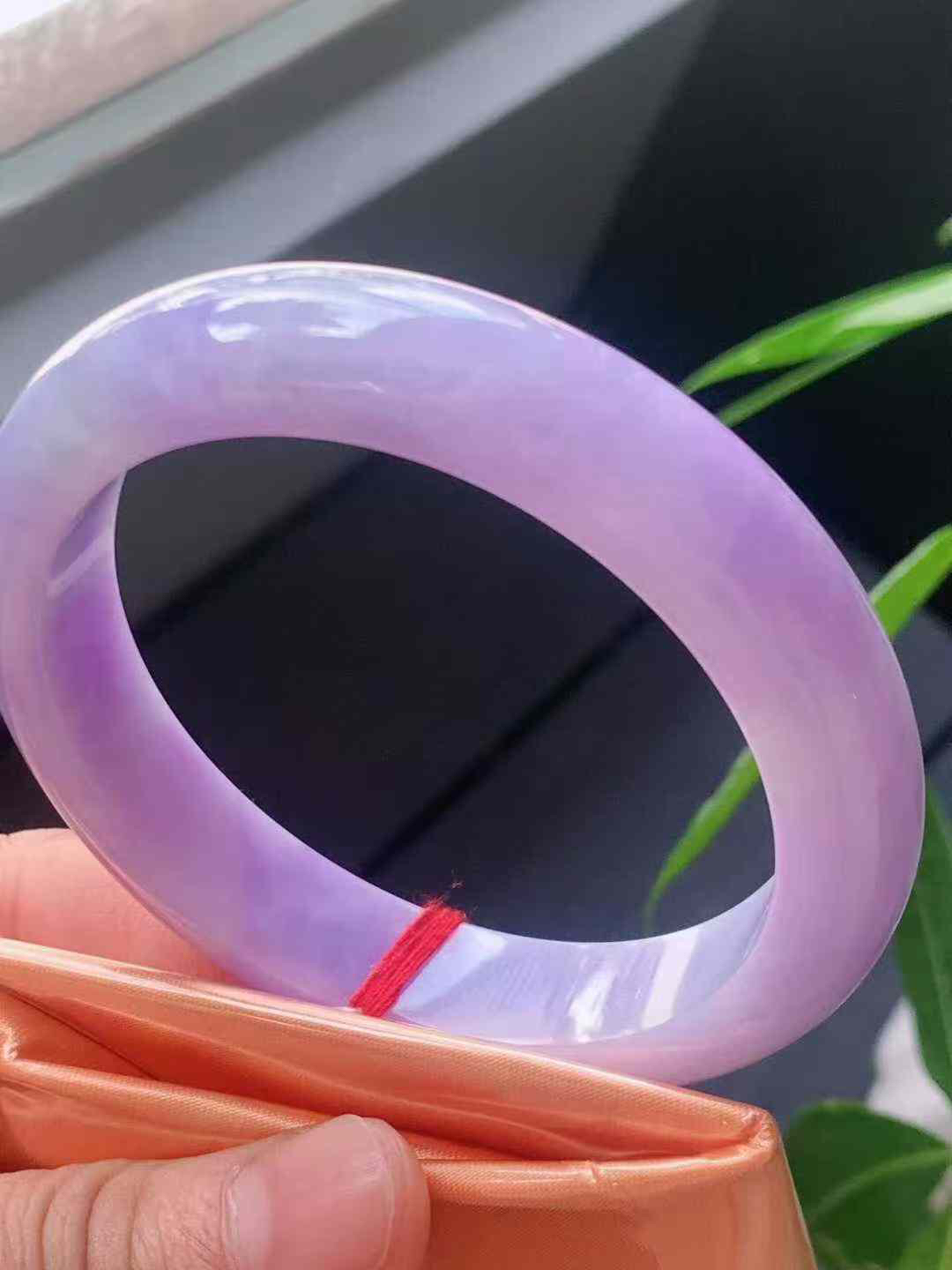 【翡翠名称】老坑种紫罗兰57正圈口手镯
【翡翠尺寸】57/13/9.7mm适合56-58正圈口佩戴
【翡翠描述】宝贝种老水足，玉质细腻，色泽靓丽，性价比高，佩戴效果好！
【其它赠送】权威证书/精美挂绳盒子/支持全国复检