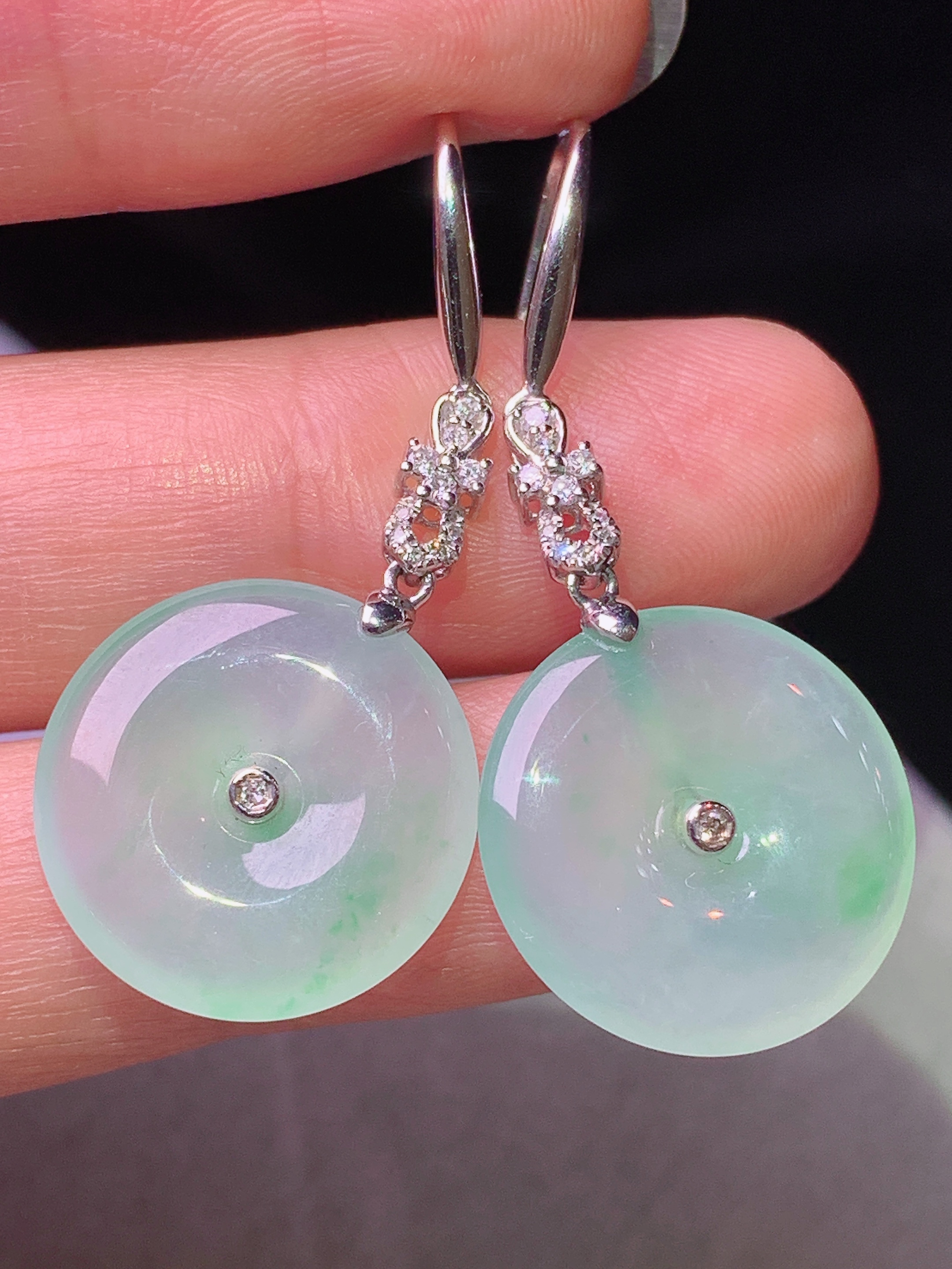 18k金钻镶嵌冰飘绿平安扣耳坠 玉质细腻 色泽艳丽清新 水润亮眼 整体尺寸38.3*17*3g2