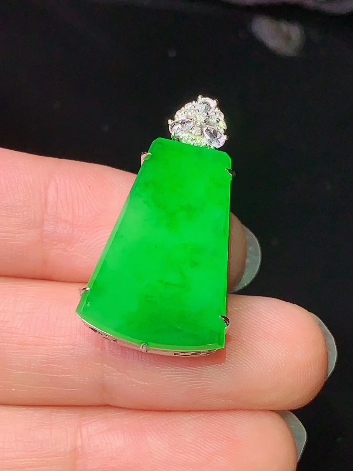 18k金钻镶嵌满绿无事牌吊坠 玉质细腻 色泽艳丽 整体尺寸29.5*15.3*9