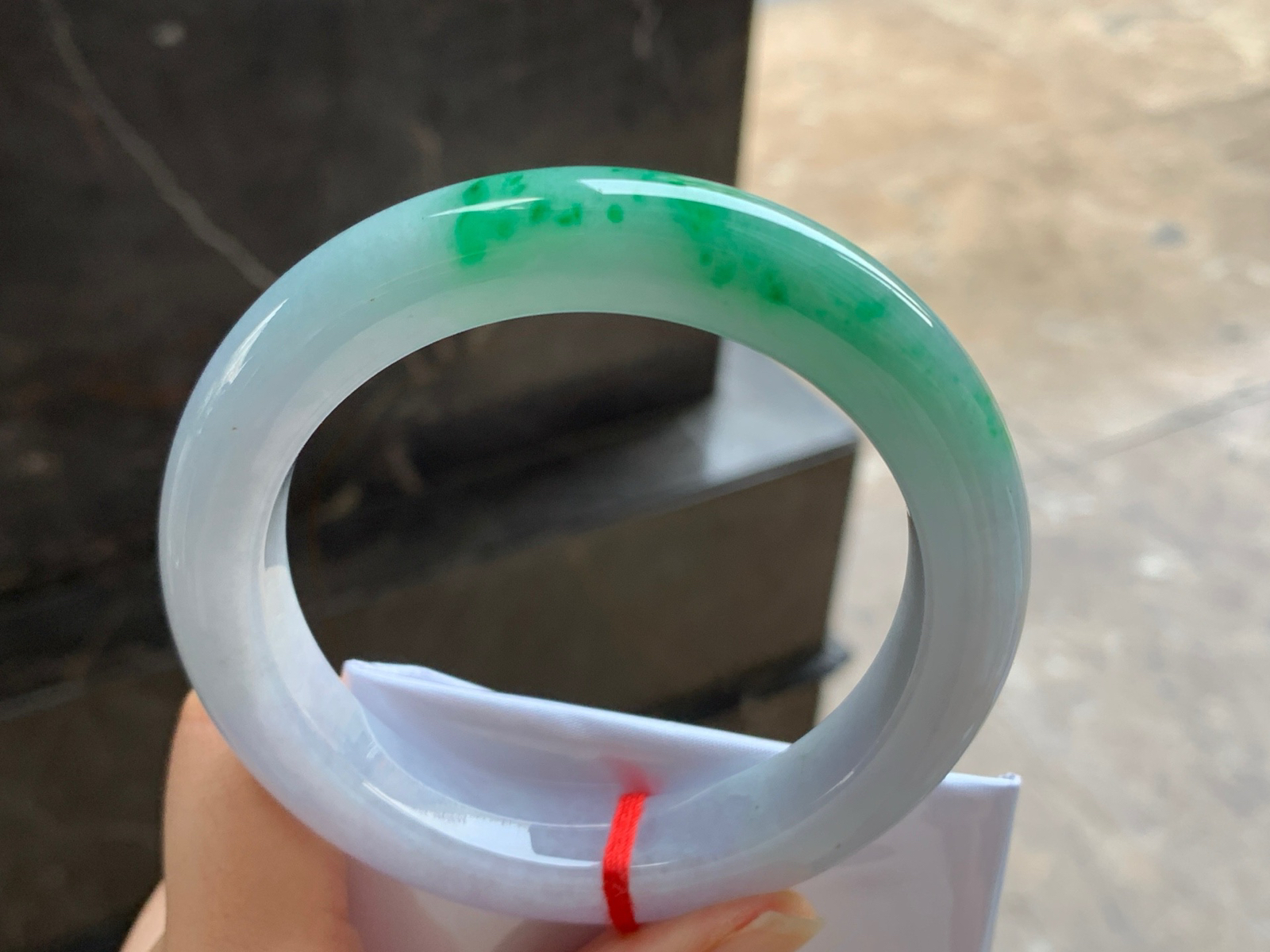 61-12.4-10.6

带色大圈口手镯^_^颜色鲜艳