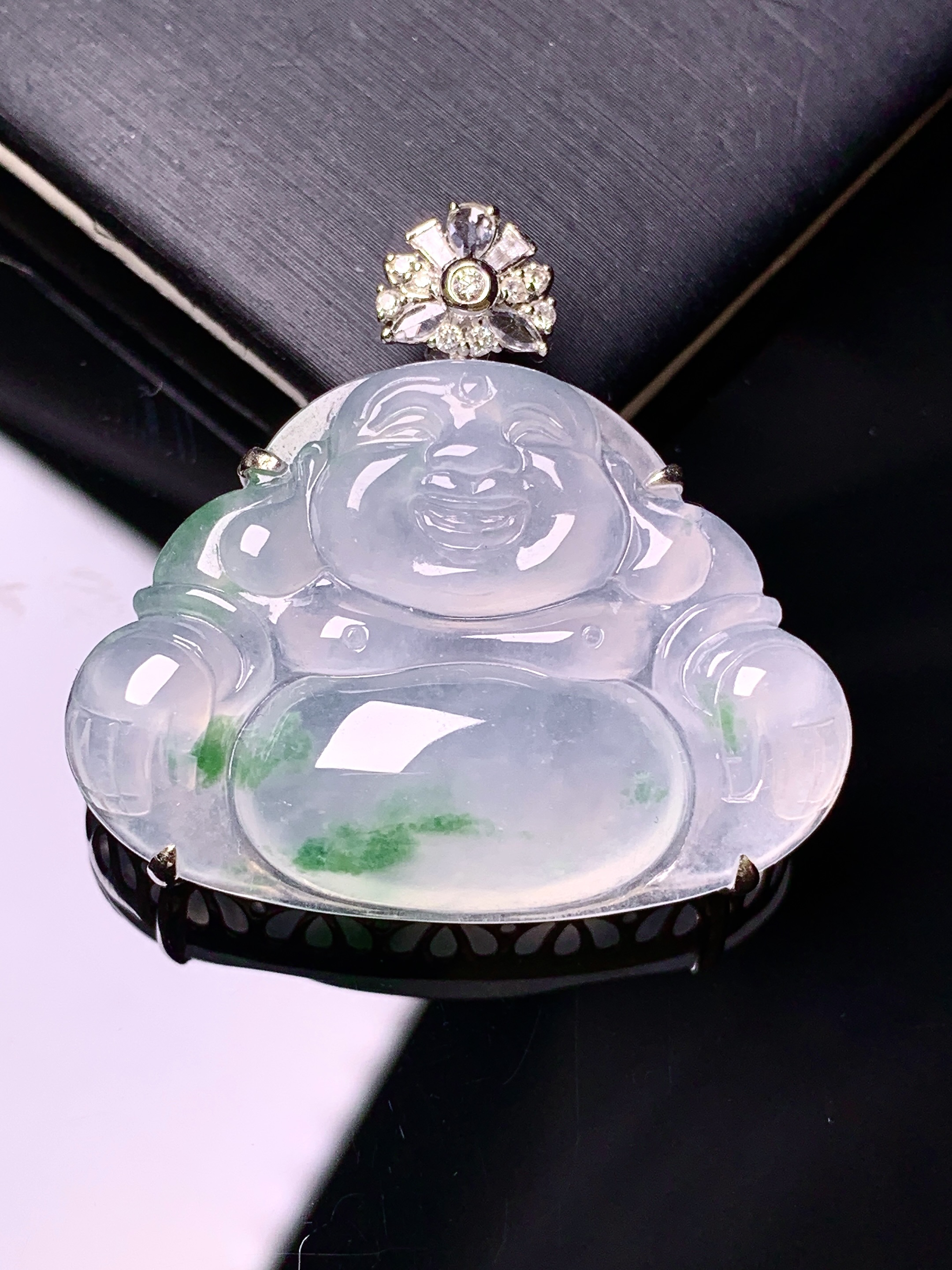 18k金钻镶嵌冰种飘绿佛公吊坠 玉质细腻 色泽艳丽清新 水润亮眼 整体尺寸32.3*34.2*9.8