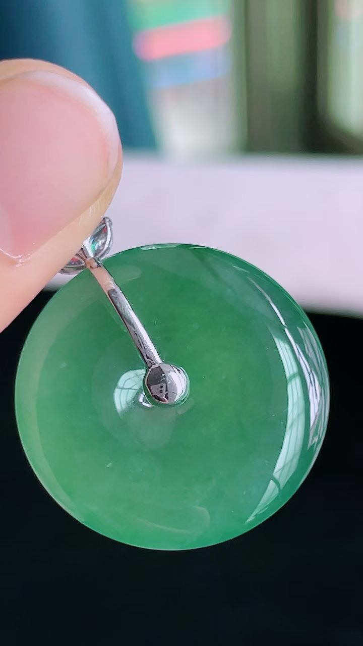 【翡翠名称】老坑种冰绿平安扣吊坠
【翡翠尺寸】裸石24.2/4.3mm
【翡翠描述】宝贝种老水足，玉质细腻，色泽靓丽，性价比高，佩戴效果好！
【其它赠送】权威证书/精美挂绳盒子/支持全国复检