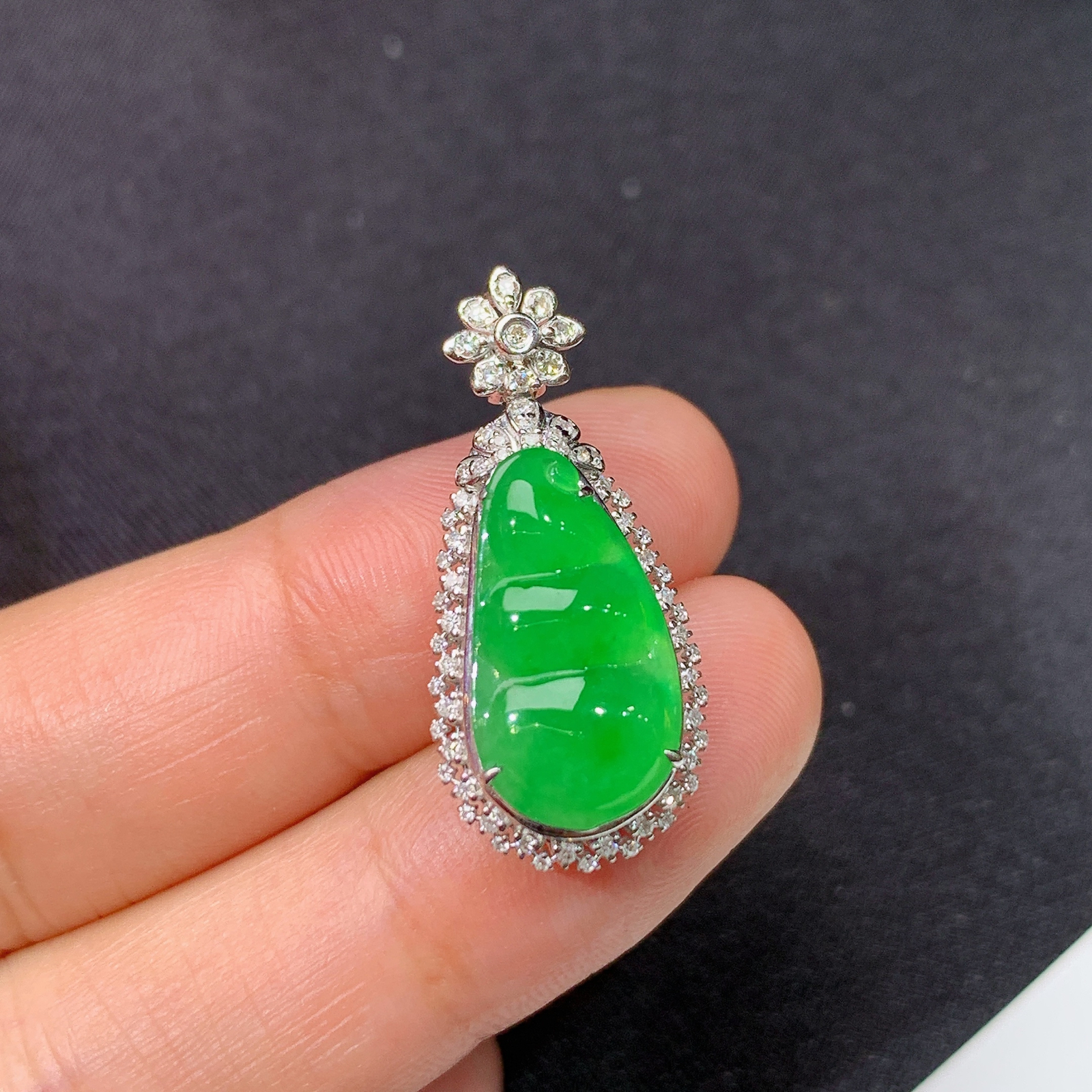 冰阳绿福豆吊坠，18k金镶嵌，冰润色阳，玉质细腻，种水足，Cr 尺寸27.8*12.5*9.4