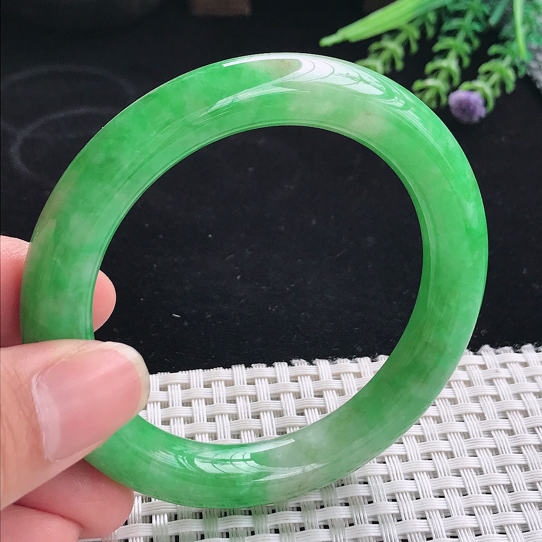 实拍A货翡翠55.5/10.5/10.3老坑精美满绿辣阳绿圆条手镯玉镯平安镯