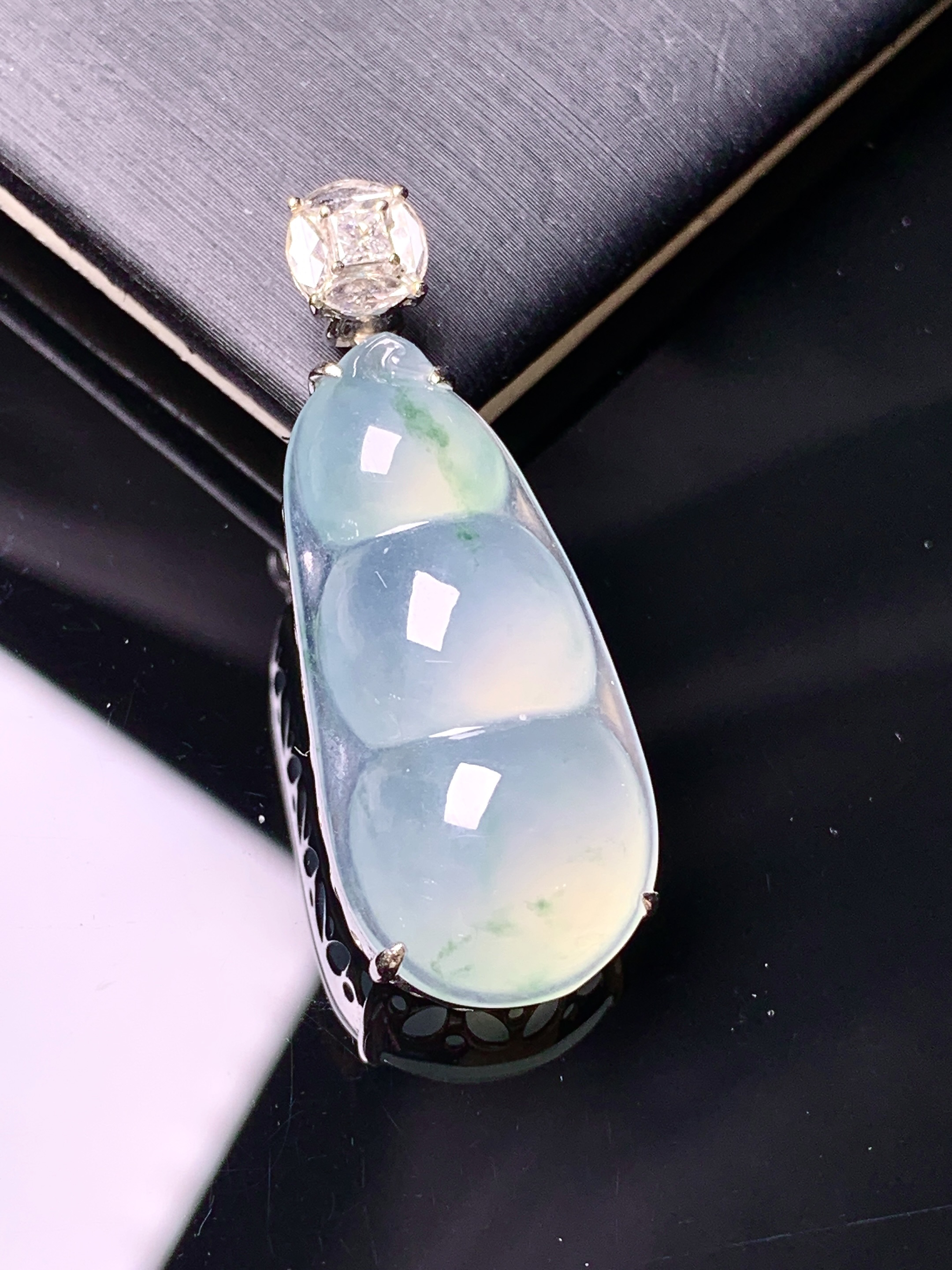 18k金钻镶嵌冰种飘绿四季豆吊坠 玉质细腻 色泽艳丽清新 水润亮眼 整体尺寸35.8*13.6*9.