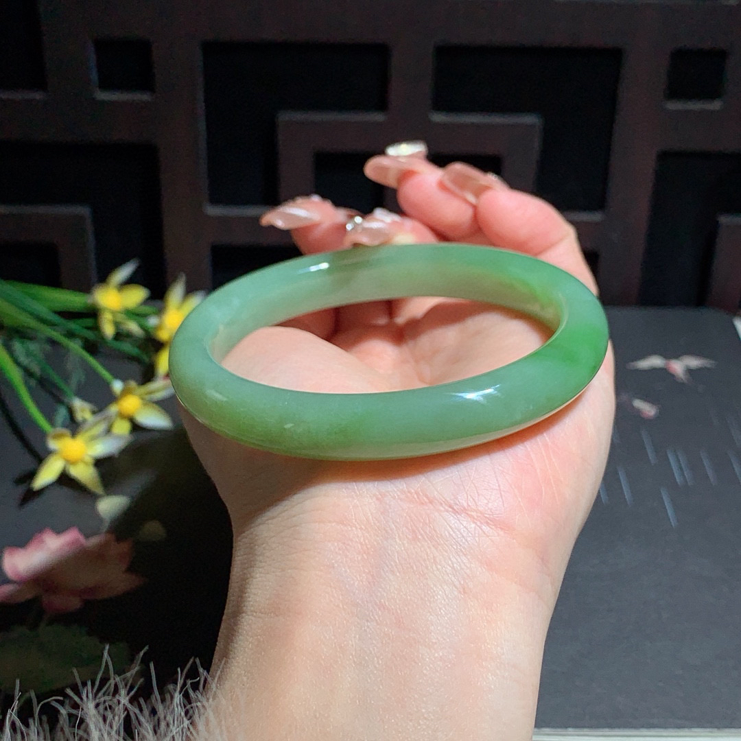 和田玉62.3圈翠青手镯！玉质细腻油润 底色纯净 无裂无棉 脂粉好，品质高