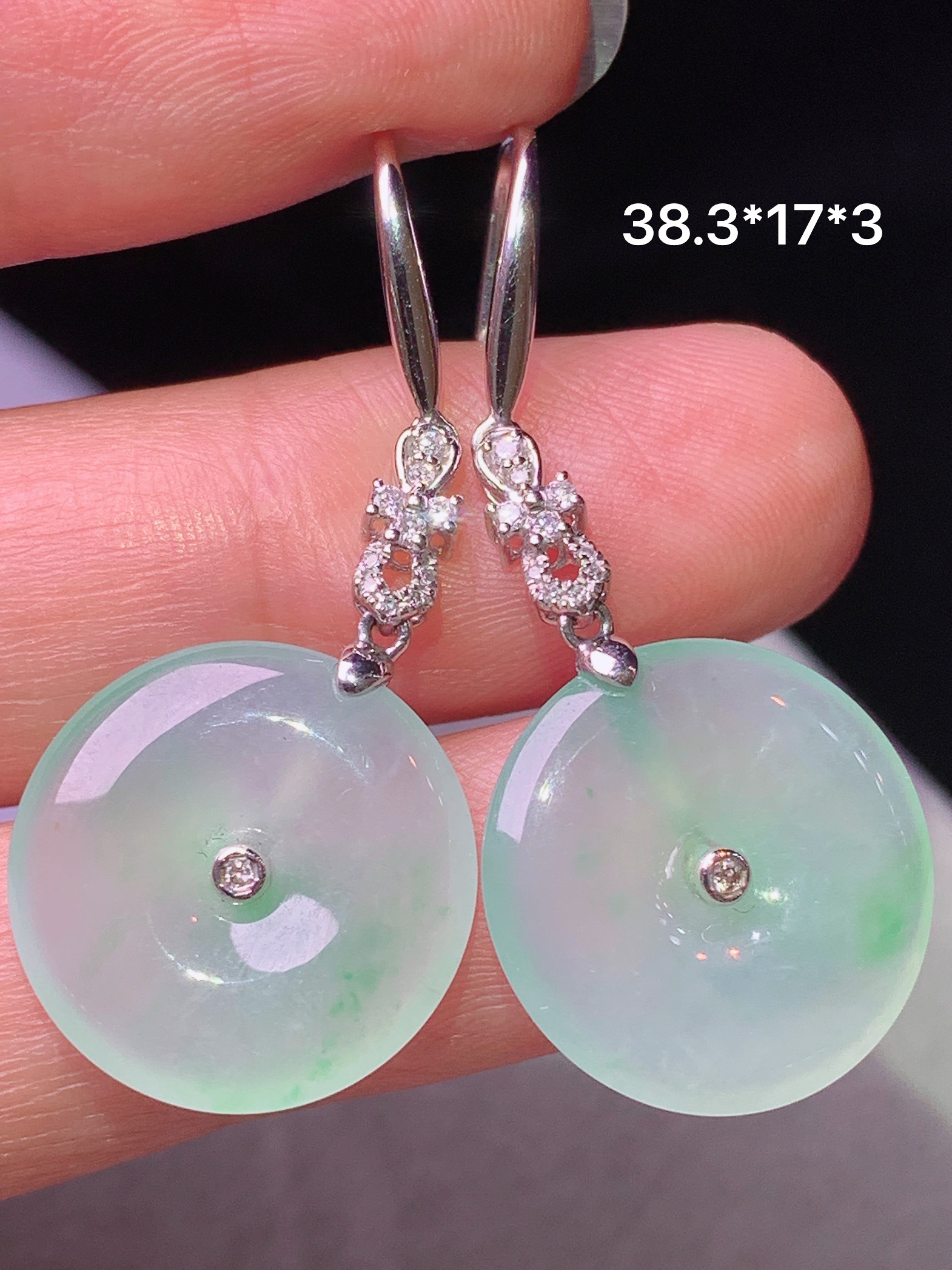 18k金钻镶嵌冰飘绿平安扣耳坠 玉质细腻 色泽艳丽清新 水润亮眼 整体尺寸38.3*17*3g2