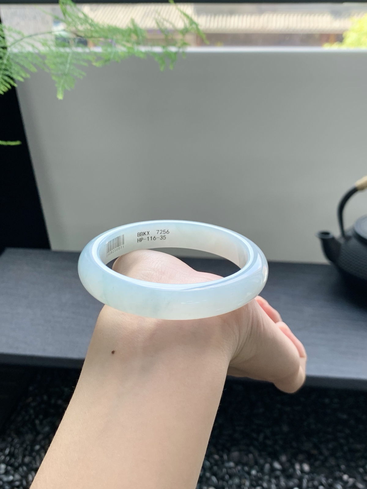 【冰晴蓝手镯】宛如晴朗天空的映照🦋纯净且迷人。其冰润的质地，晴底的温婉，戴在腕间，绽放独特魅力55.9-12-8mm