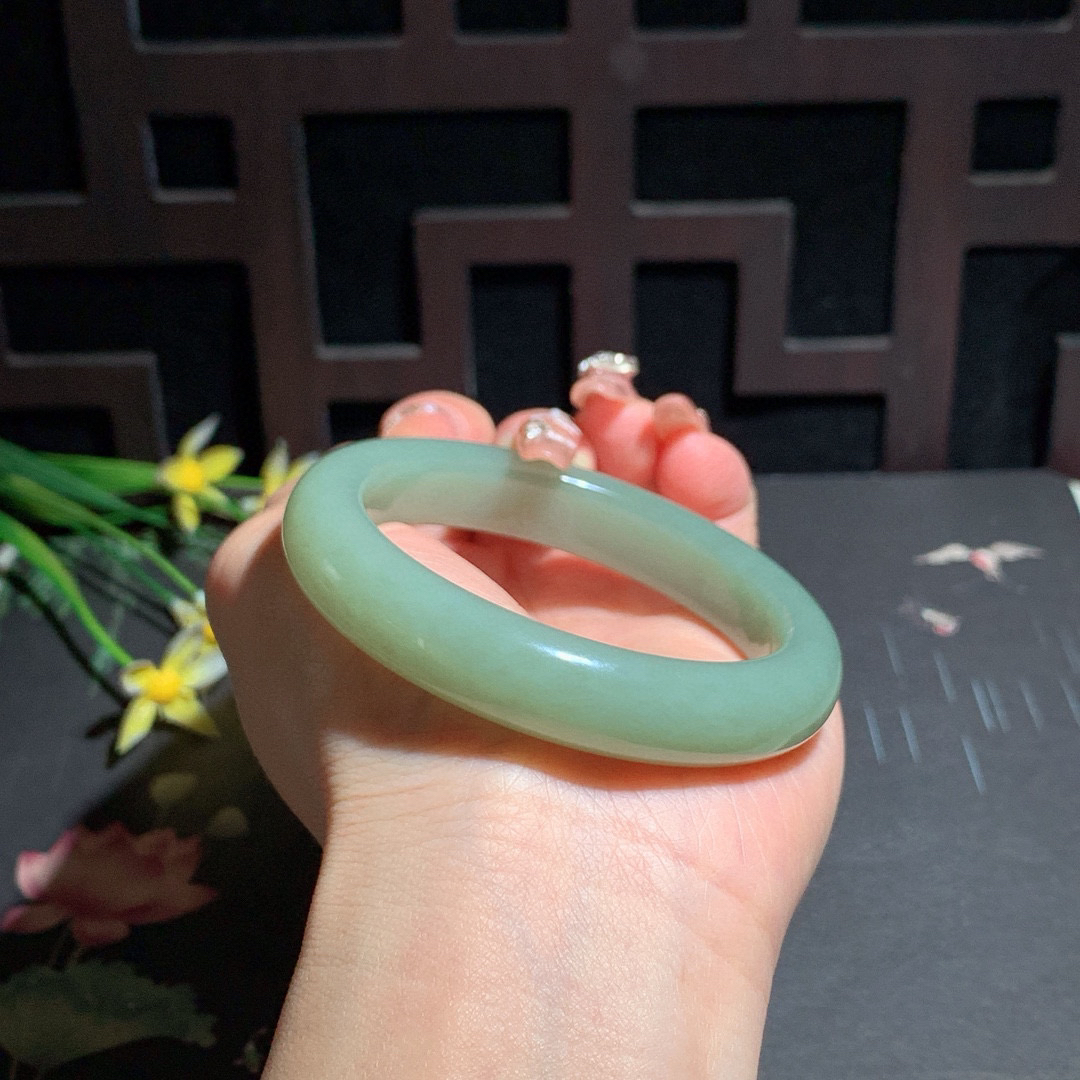 和田玉55圈口且末蓝手镯！玉质细腻油润 底色纯净 无裂无杂 脂粉好，品质高。