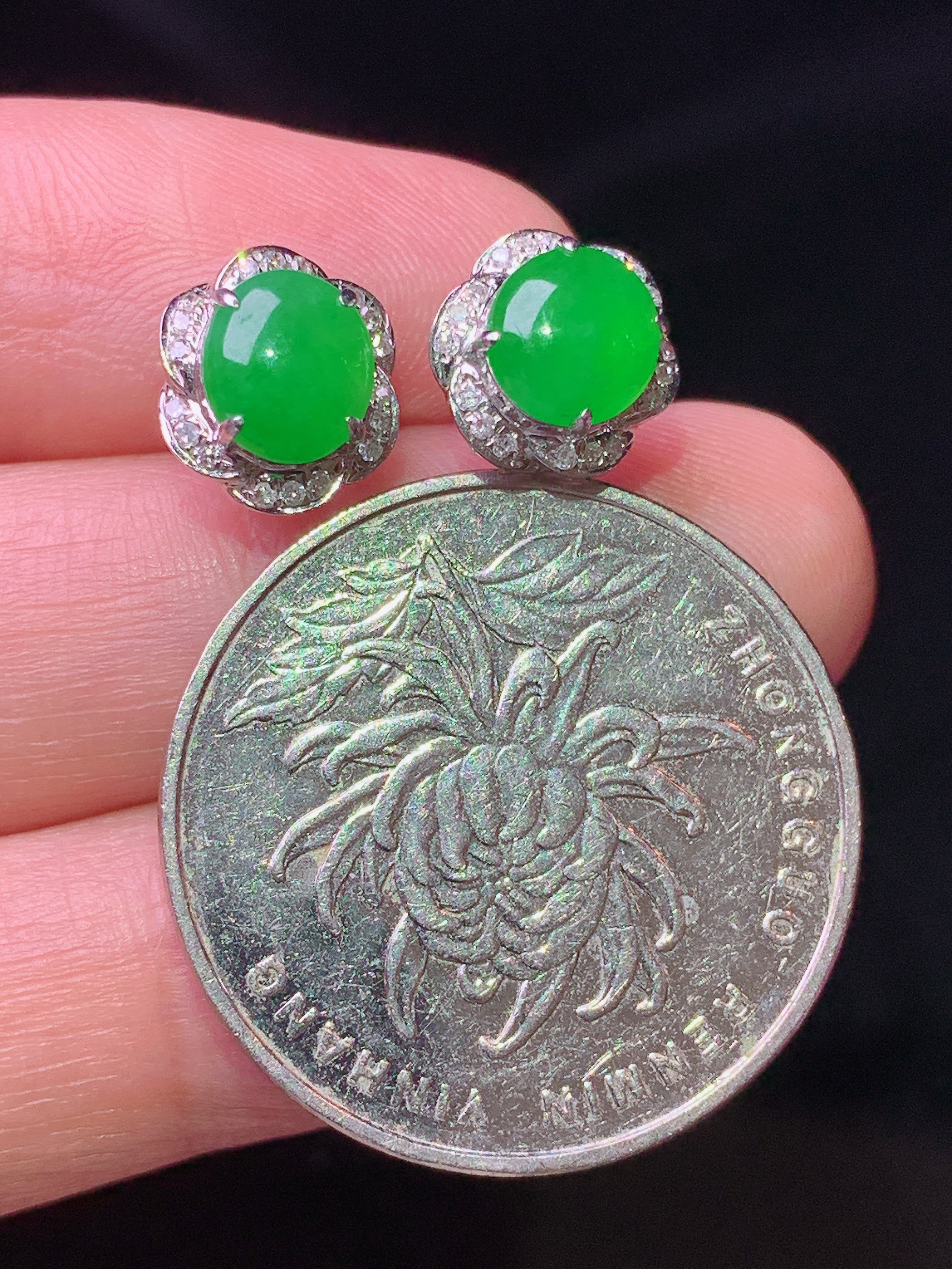 18k金钻镶嵌满绿蛋面耳钉 玉质细腻 色泽艳丽清新 水润亮眼 整体尺寸9.5*8.5*6.2f1
