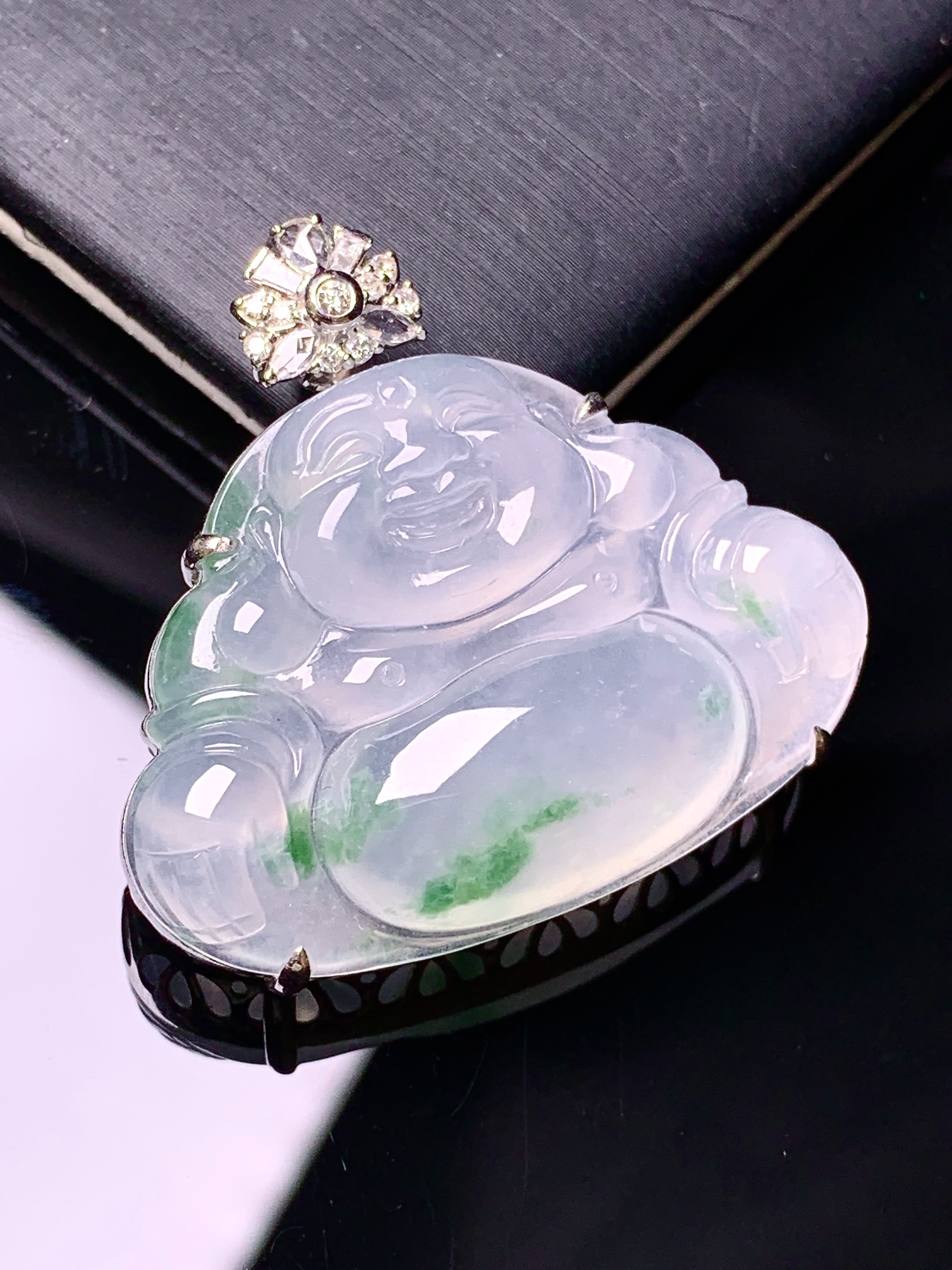 18k金钻镶嵌冰种飘绿佛公吊坠 玉质细腻 色泽艳丽清新 水润亮眼 整体尺寸32.3*34.2*9.8g2