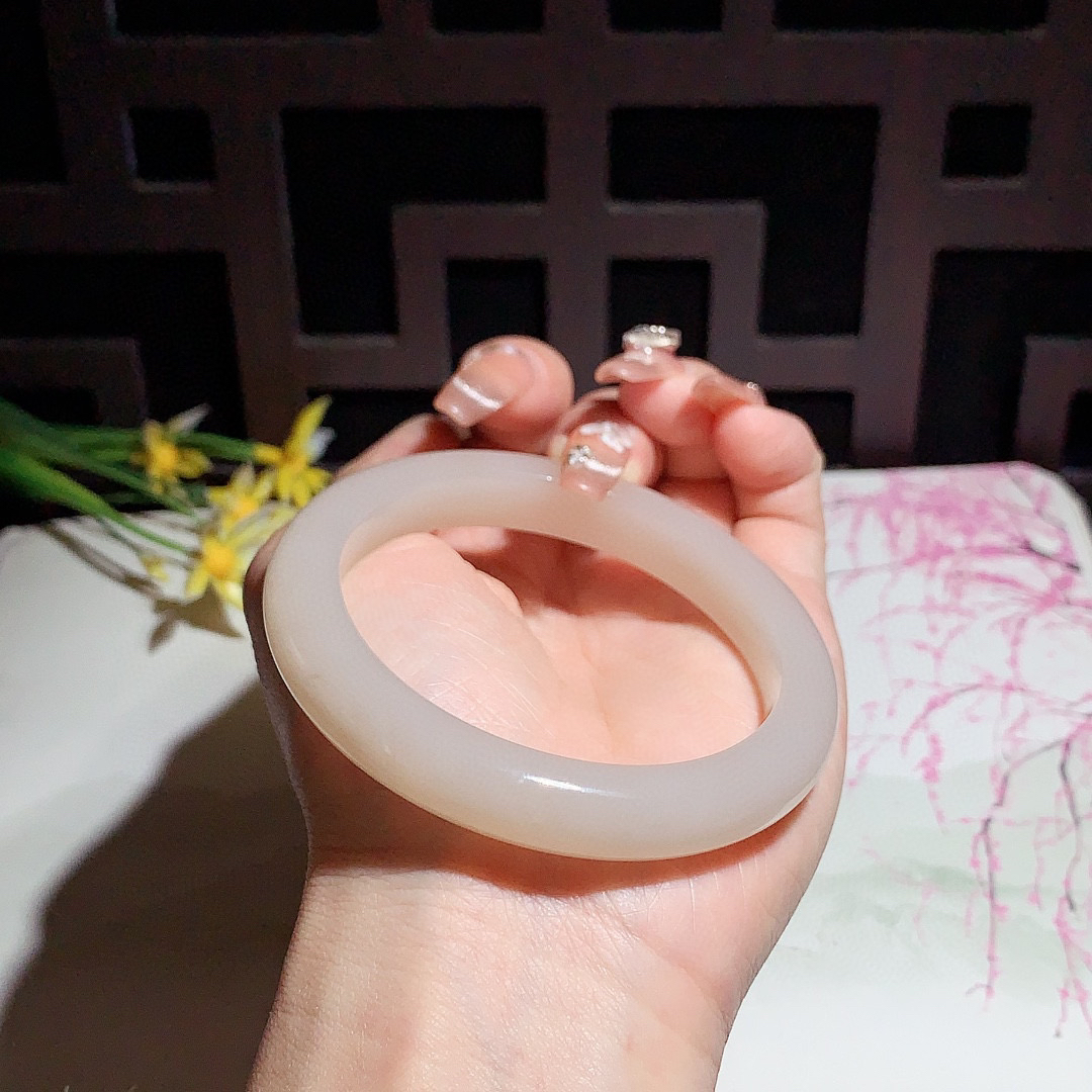 和田玉57圈口藕粉色手镯！玉质细腻油润 底色纯净 无裂无杂 脂粉好，品质好！