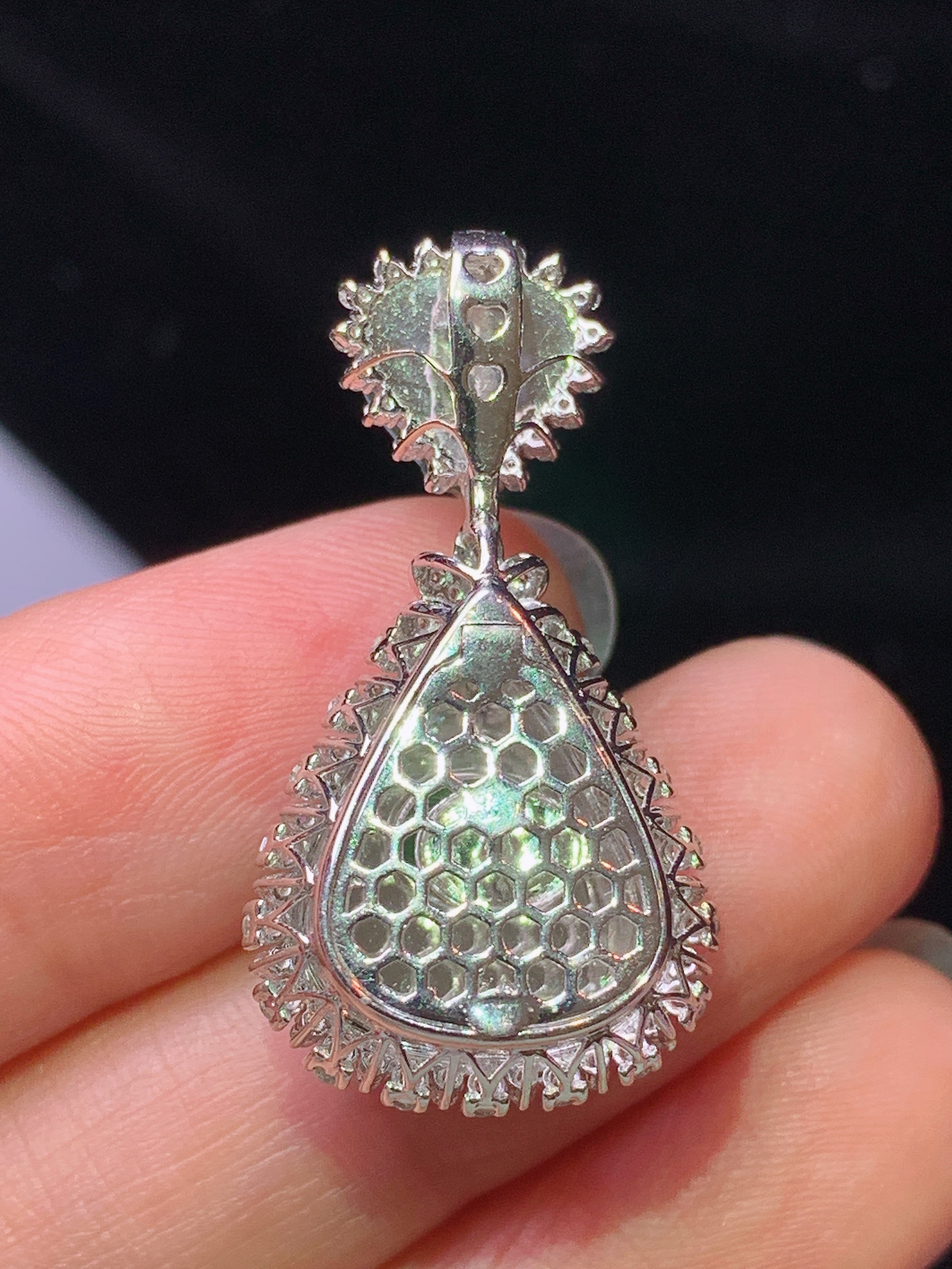 18k金钻镶嵌满绿水滴吊坠 玉质细腻 色泽艳丽清新 水润亮眼 整体尺寸31.3*16.3*9.8k1